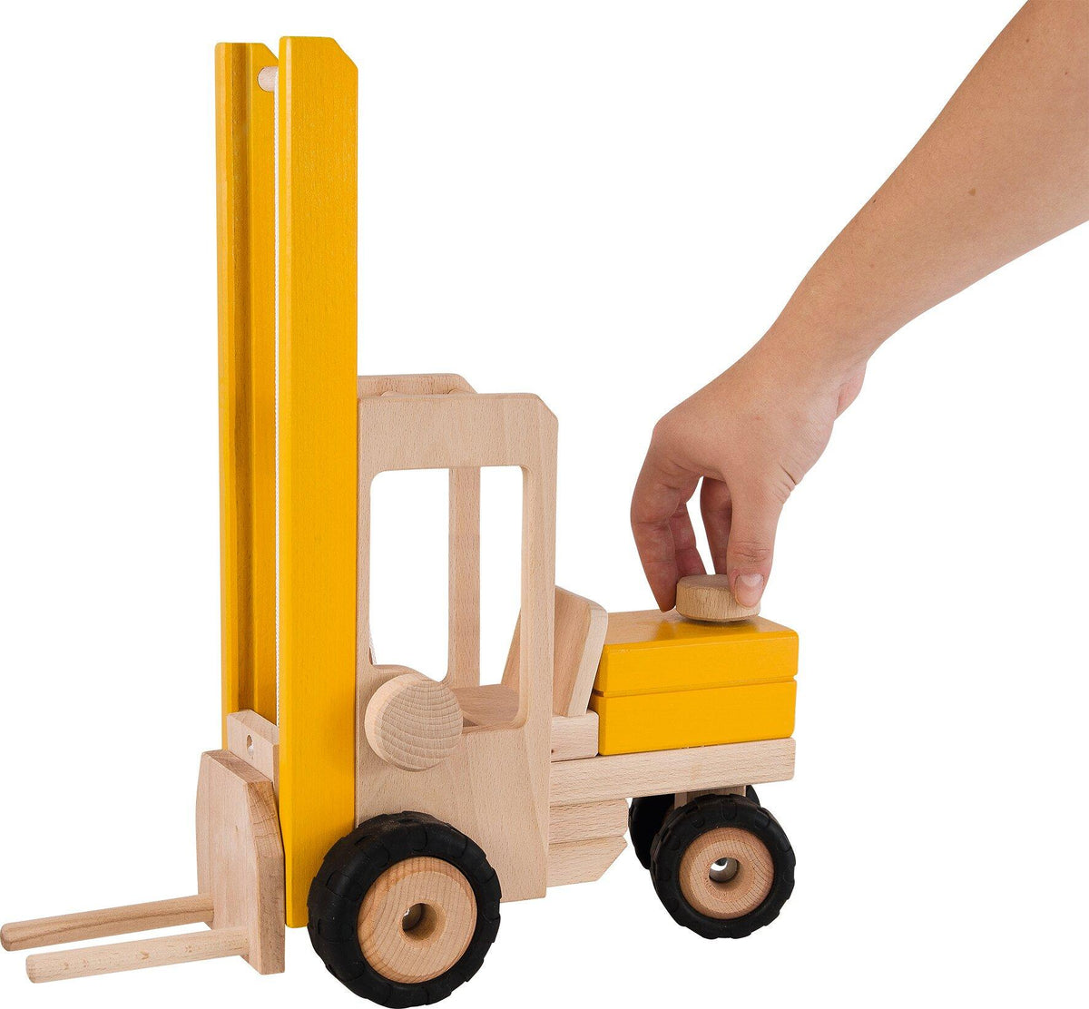 Großer Gabelstapler aus Holz mit Palette von goki – Gesamtansicht