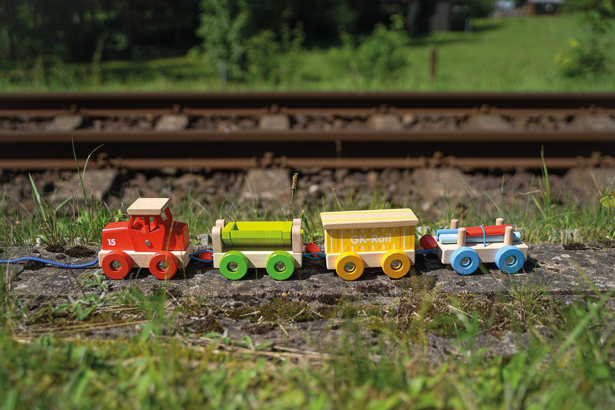 Güterzug aus Holz mit Lok und drei Wagen von goki