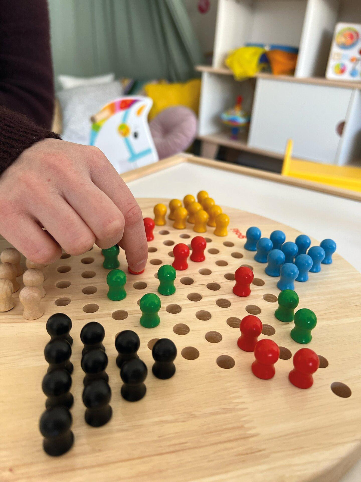 Halmaspiel aus Massivholz mit sechs Farben, Ø 29 cm – Detail