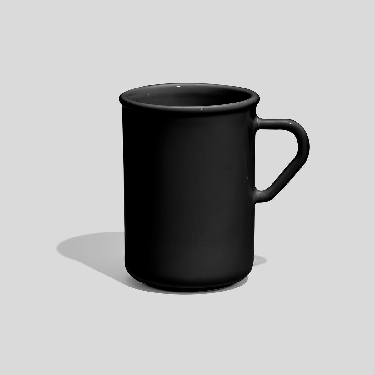 Hohe Keramiktasse 320 ml mit Dreieckshenkel – Schwarz