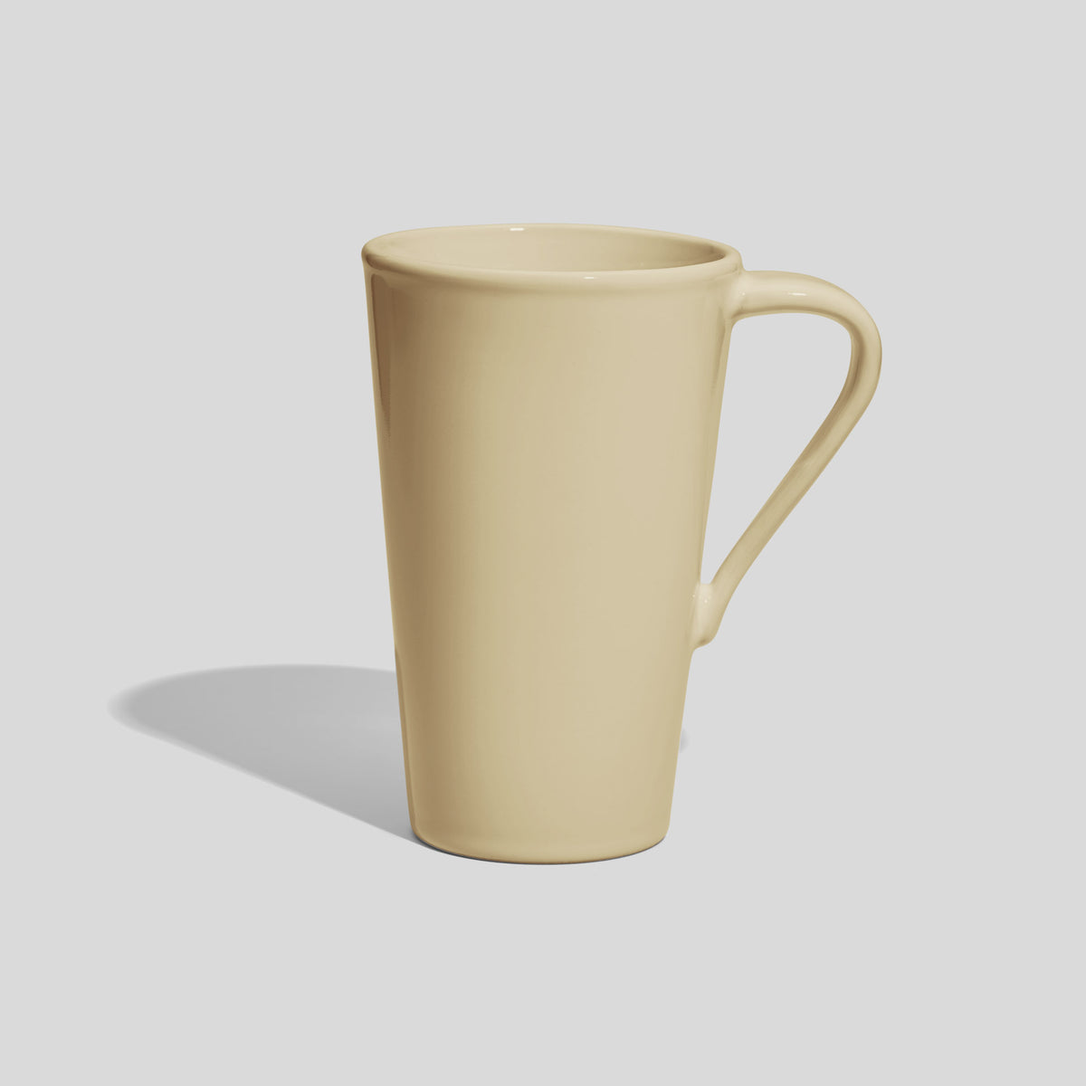 Hohe Keramiktasse 450 ml mit schmalem Schwunghenkel – Beige