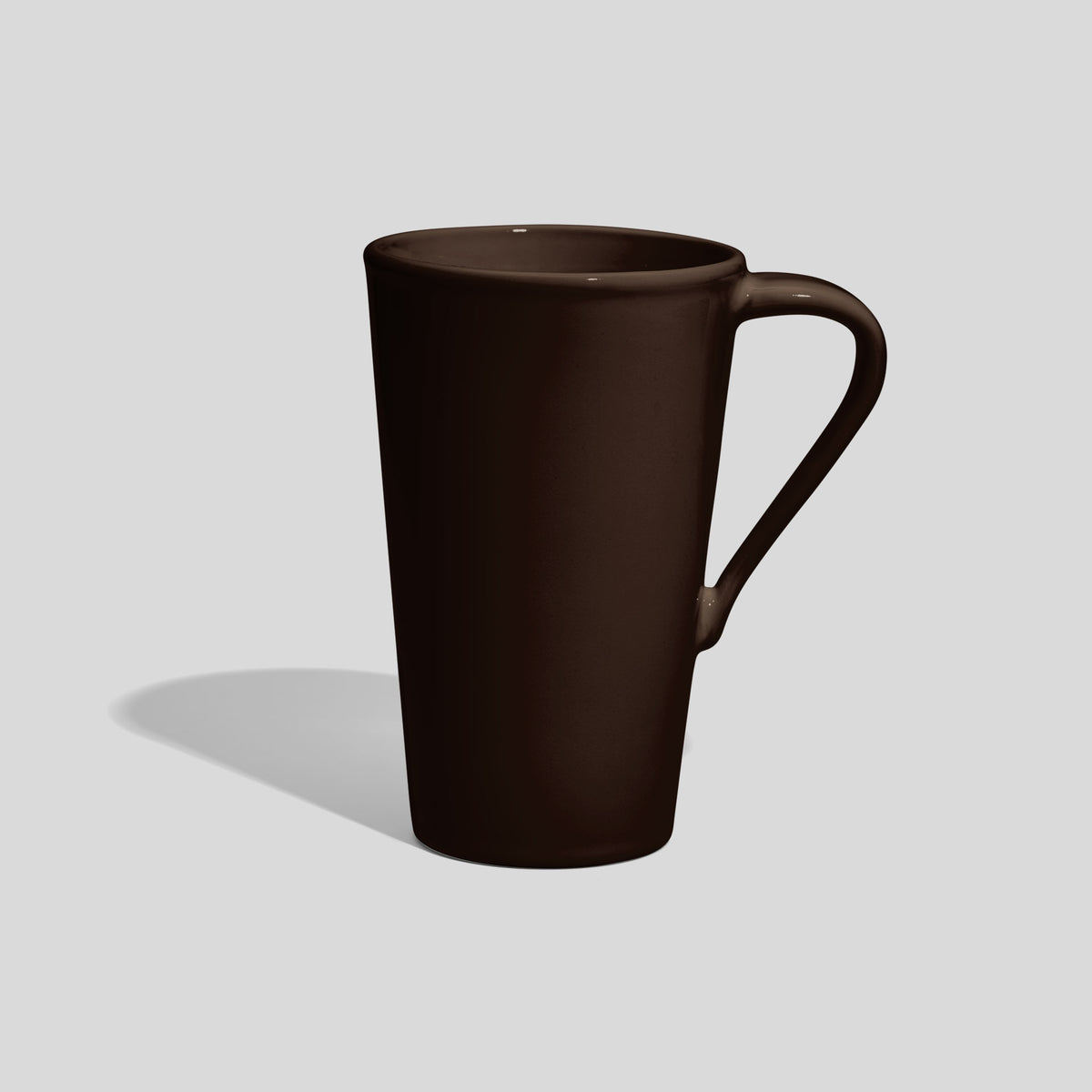 Hohe Keramiktasse 450 ml mit schmalem Schwunghenkel – Dunkelbraun