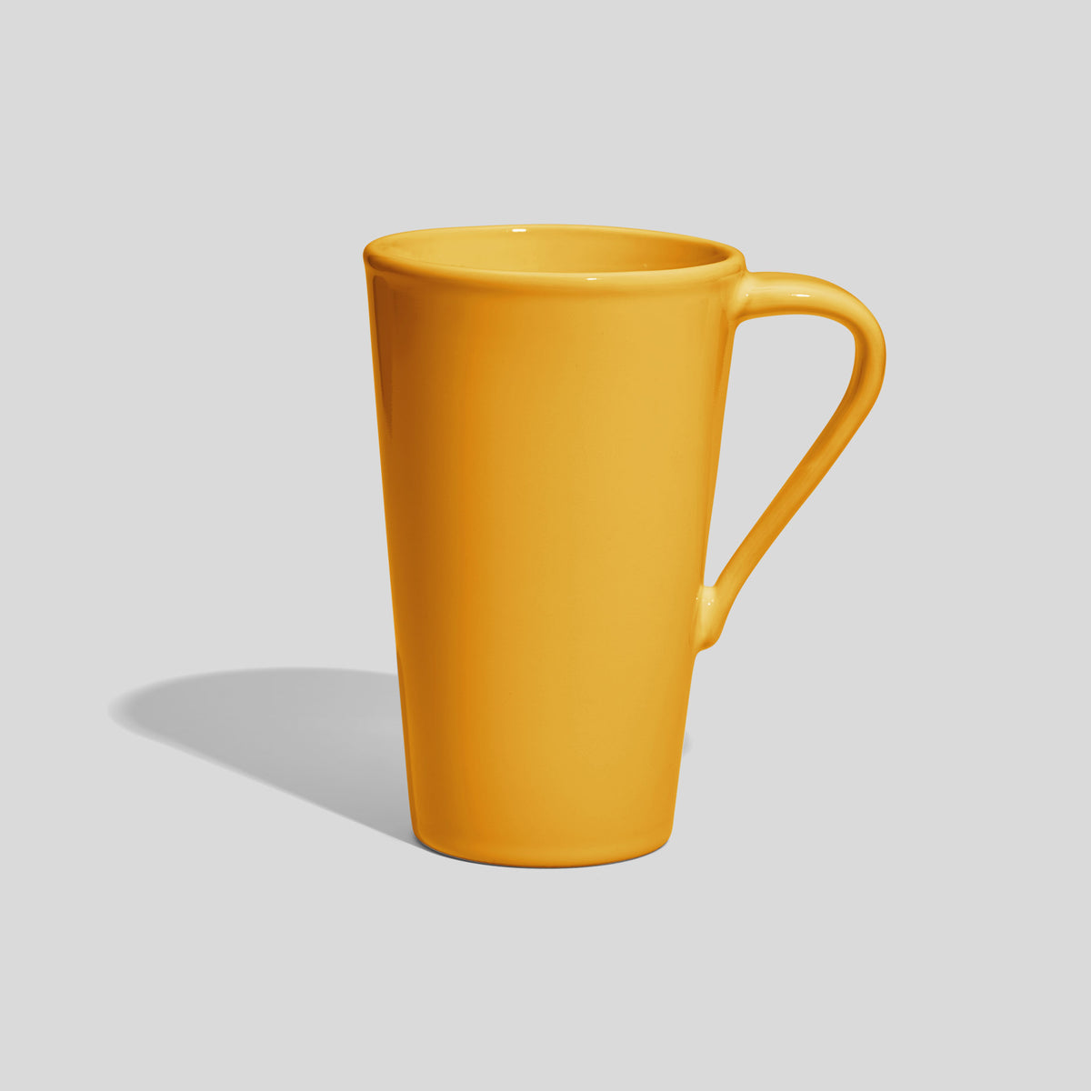 Hohe Keramiktasse 450 ml mit schmalem Schwunghenkel – Gelb