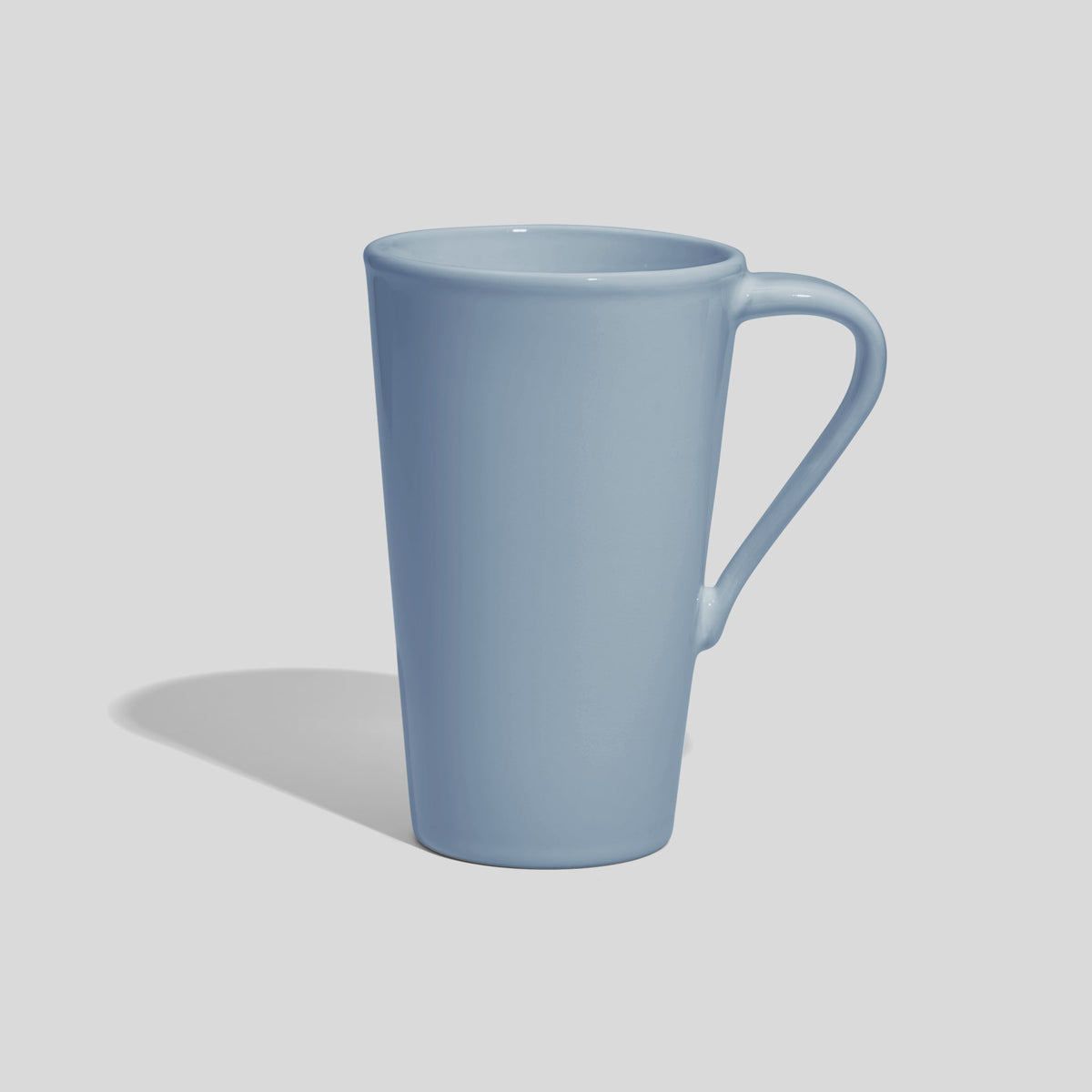 Hohe Keramiktasse 450 ml mit schmalem Schwunghenkel – Hellblau