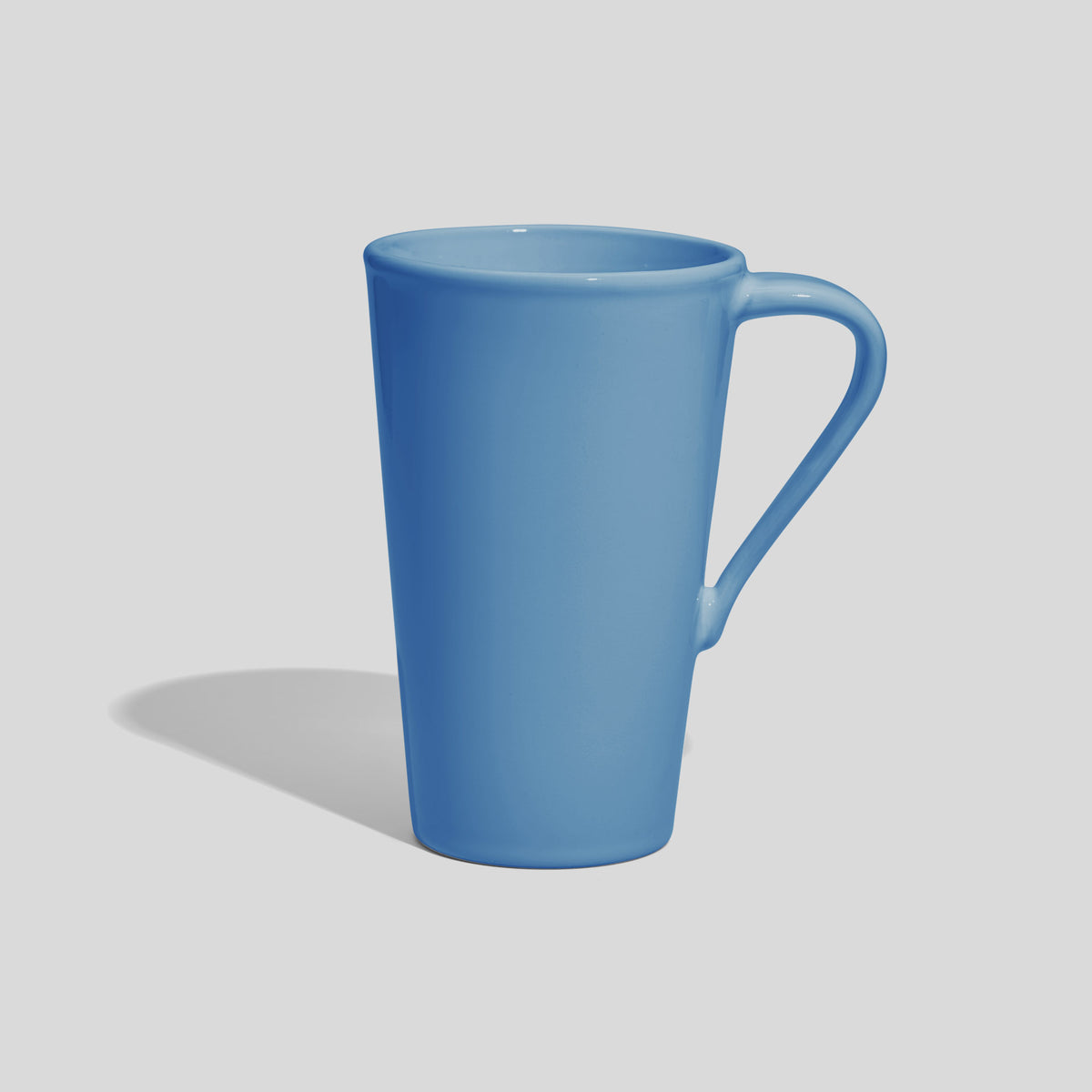 Hohe Keramiktasse 450 ml mit schmalem Schwunghenkel – Himmelblau