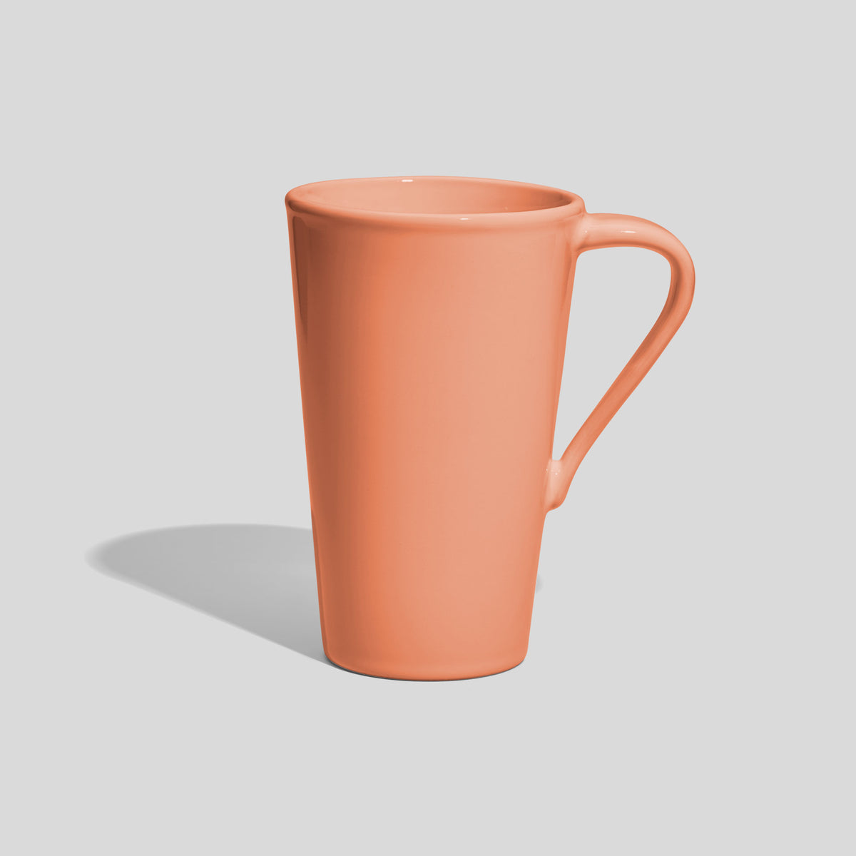 Hohe Keramiktasse 450 ml mit schmalem Schwunghenkel – Lachs