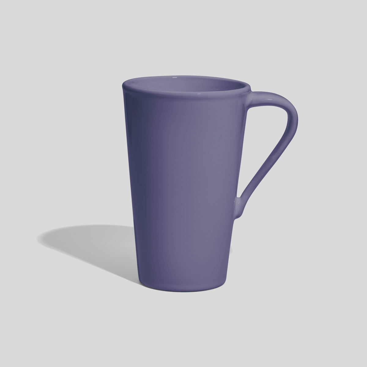 Hohe Keramiktasse 450 ml mit schmalem Schwunghenkel – Lavendel