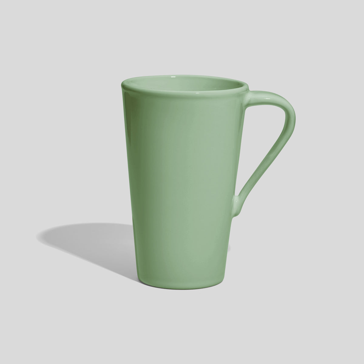 Hohe Keramiktasse 450 ml mit schmalem Schwunghenkel – Mintgrün