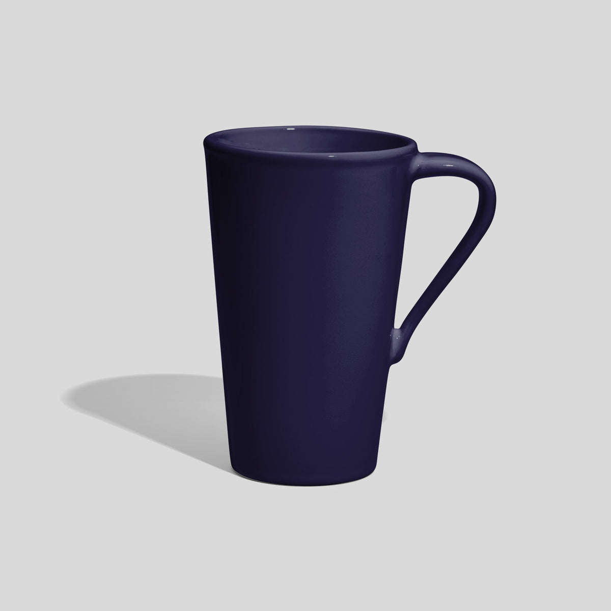 Hohe Keramiktasse 450 ml mit schmalem Schwunghenkel – Nachtblau