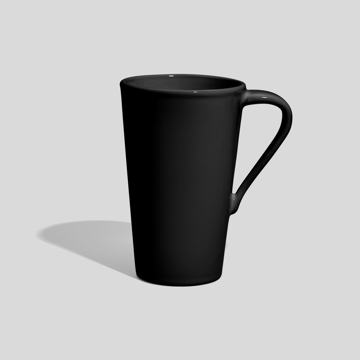 Hohe Keramiktasse 450 ml mit schmalem Schwunghenkel – Schwarz
