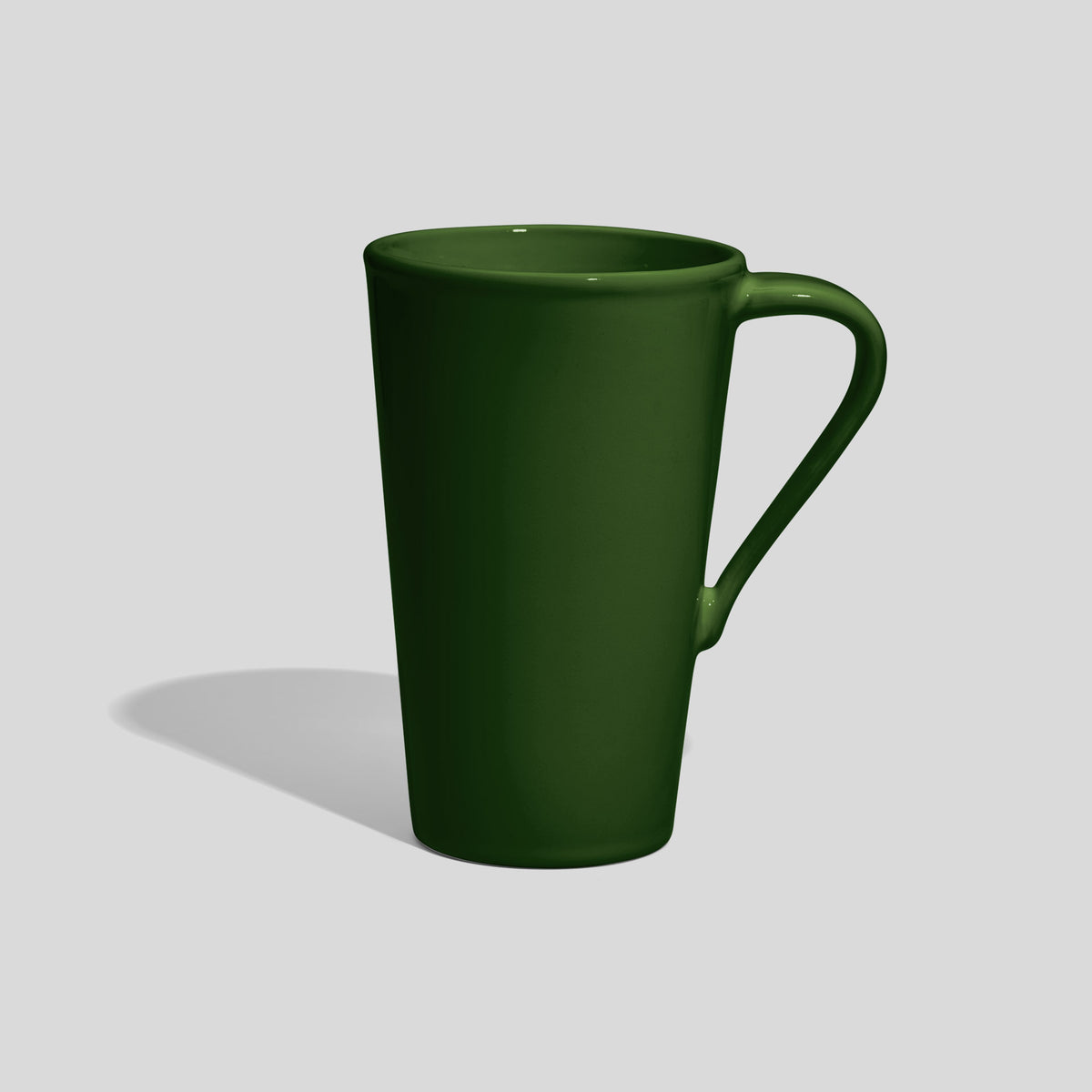 Hohe Keramiktasse 450 ml mit schmalem Schwunghenkel – Tannengrün