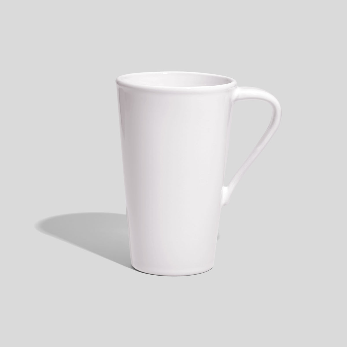Hohe Keramiktasse 450 ml mit schmalem Schwunghenkel – Weiß
