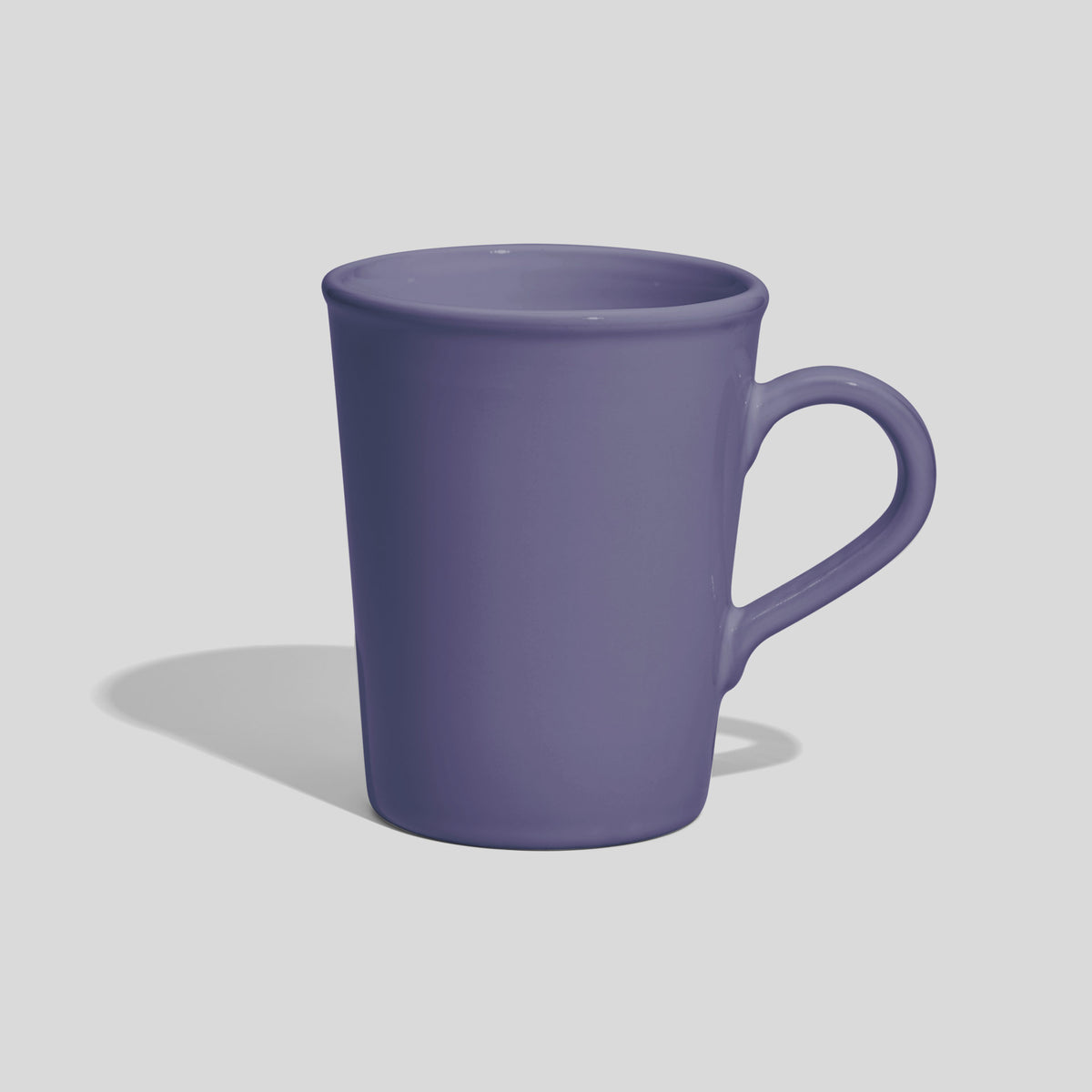 Hohe konische Keramiktasse 350 ml mit kleinem Henkelbogen – Lavendel