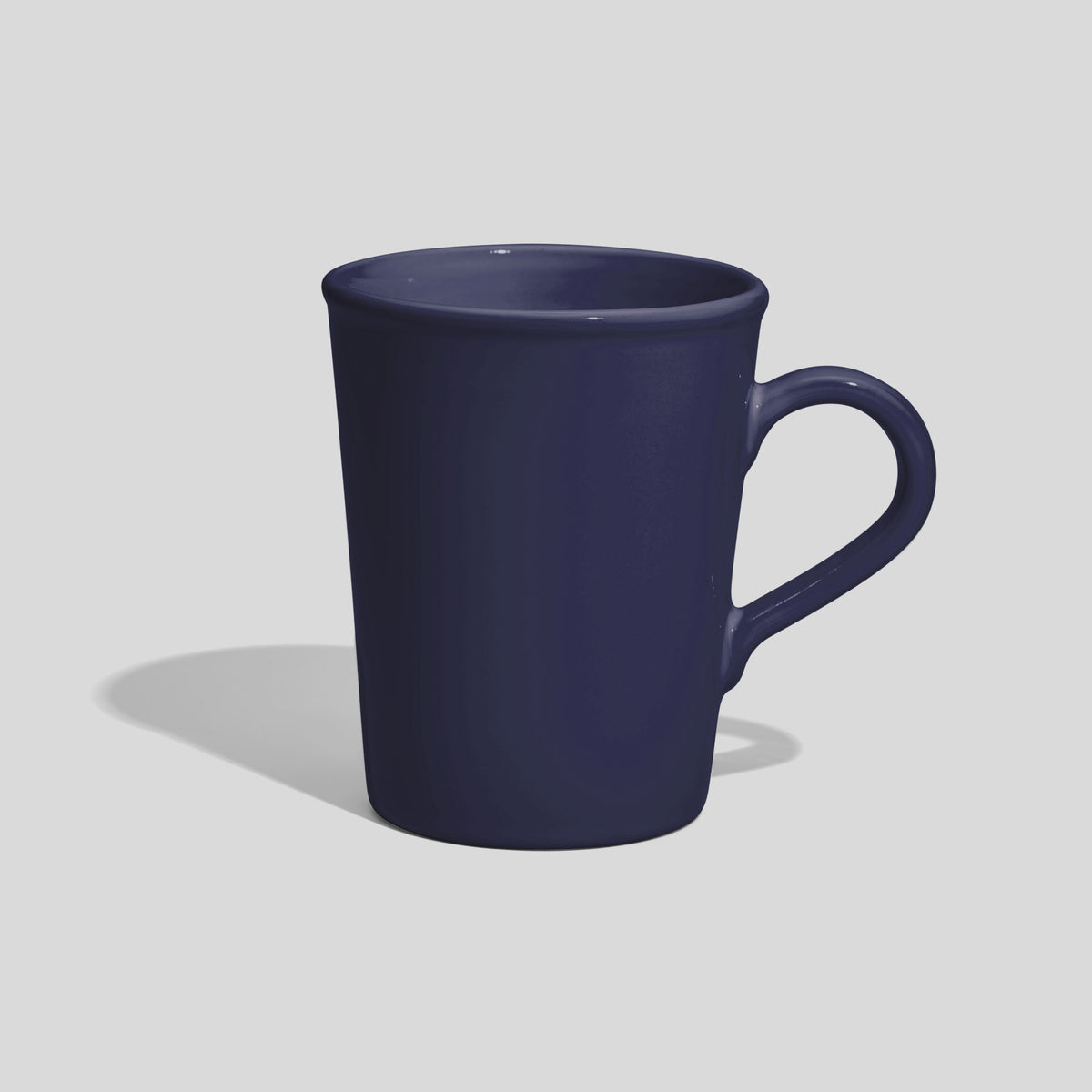 Hohe konische Keramiktasse 350 ml mit kleinem Henkelbogen – Marineblau