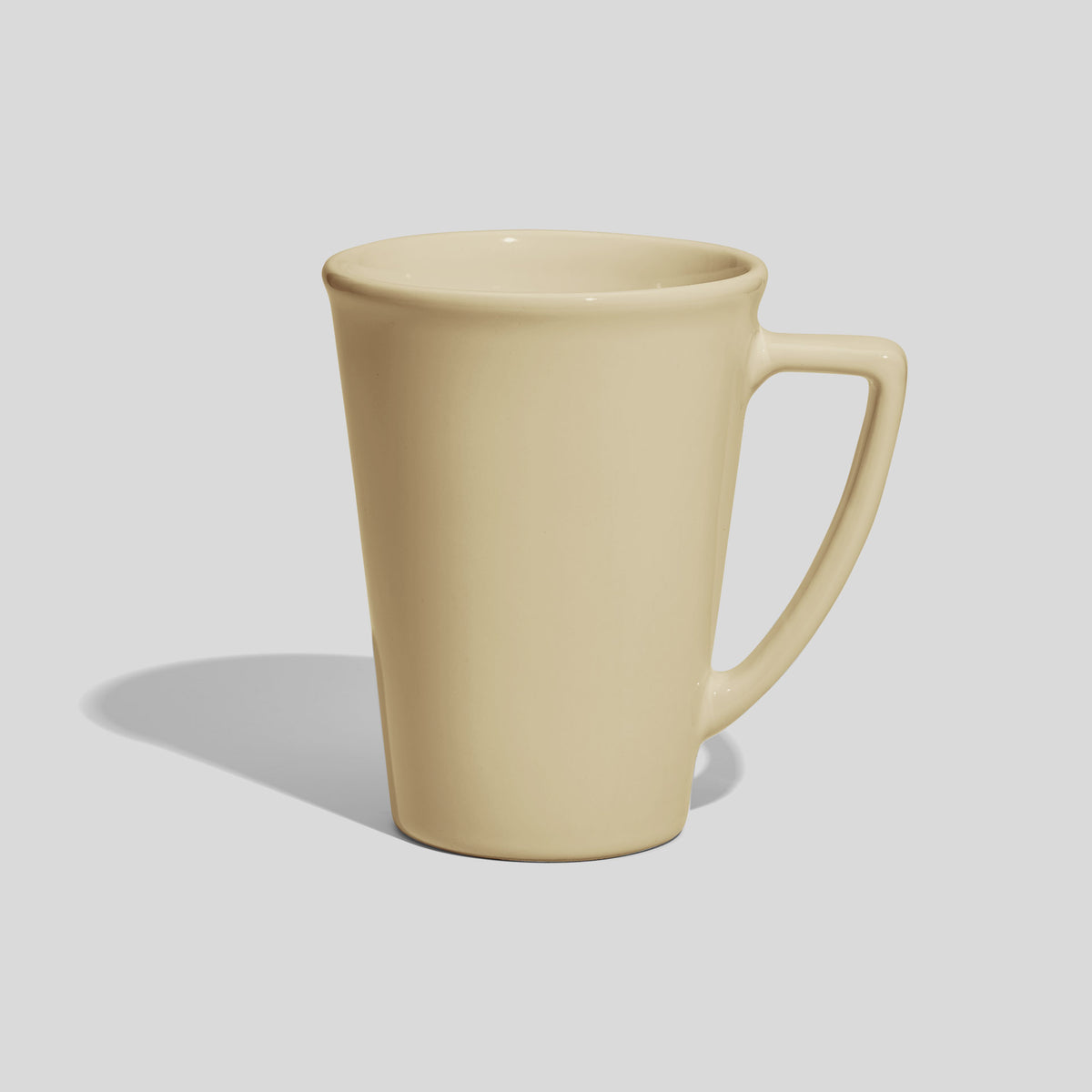 Hohe konische Keramiktasse 380 ml mit Dreieckshenkel – Beige