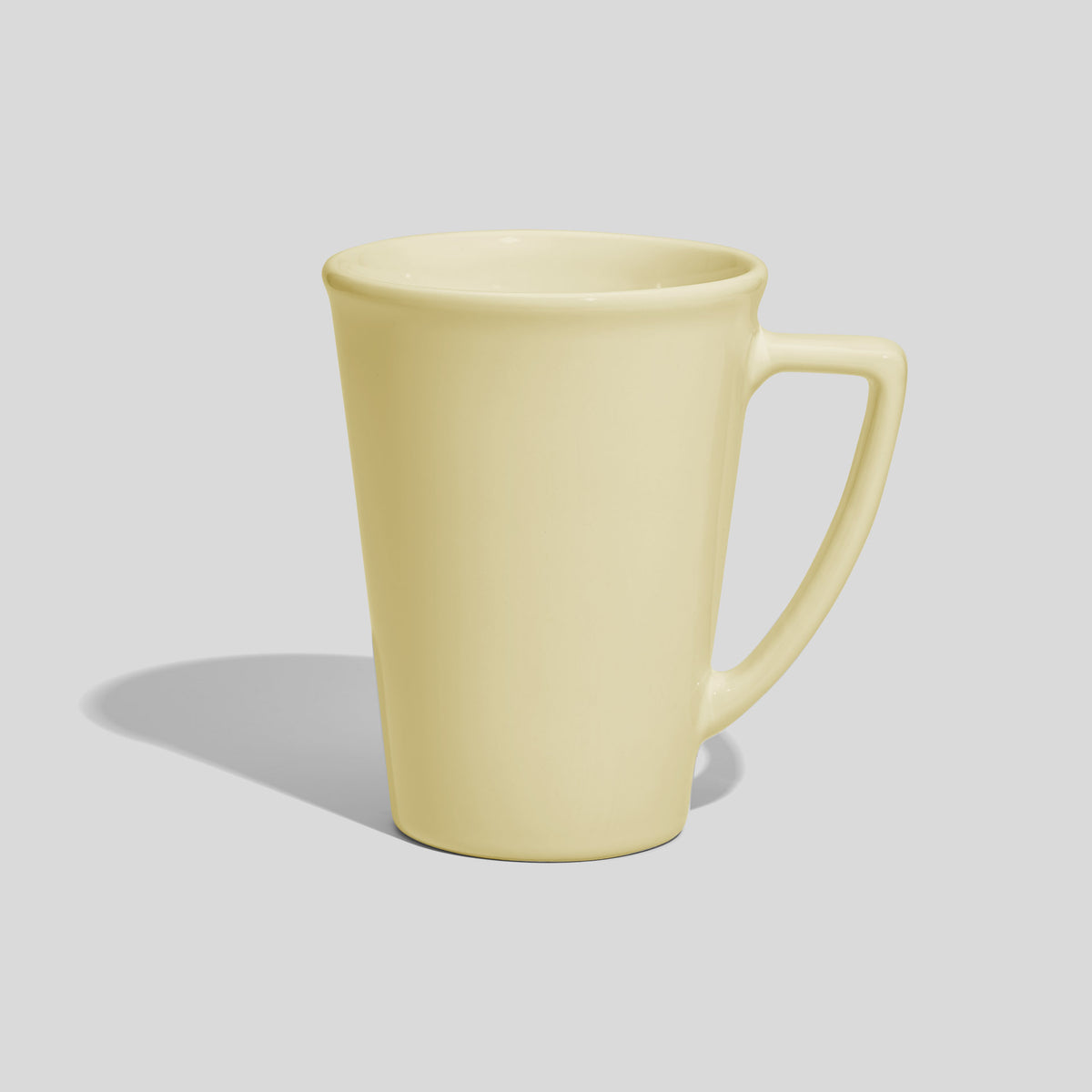 Hohe konische Keramiktasse 380 ml mit Dreieckshenkel – Ecru