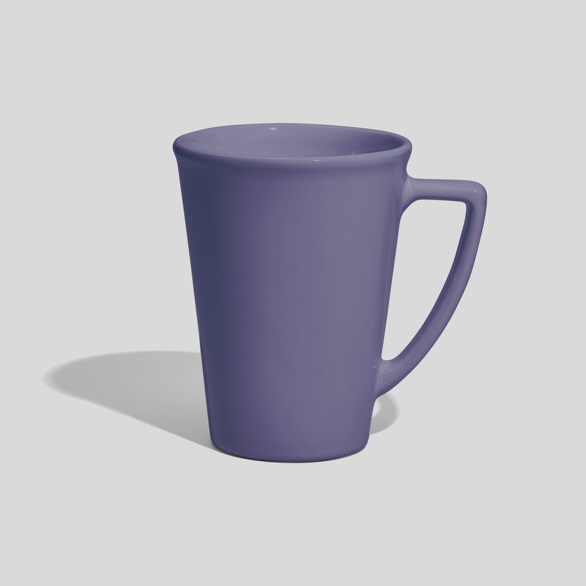 Hohe konische Keramiktasse 380 ml mit Dreieckshenkel – Lavendel