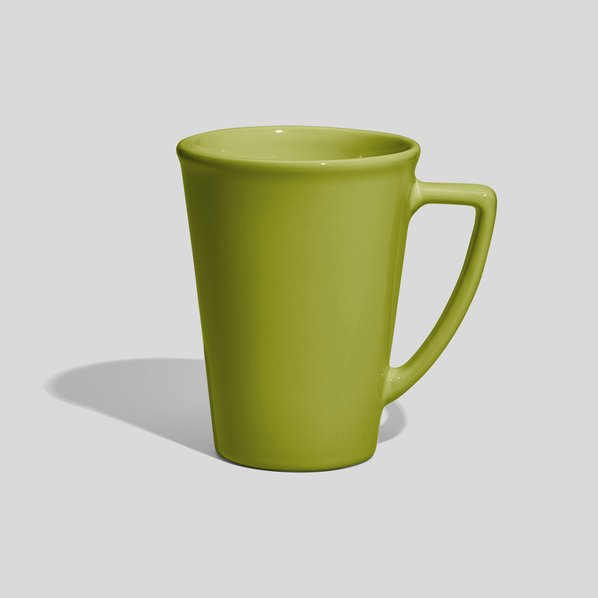 Hohe konische Keramiktasse 380 ml mit Dreieckshenkel – Limettengrün