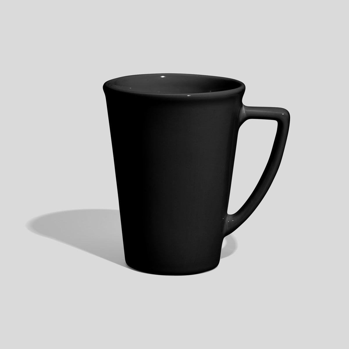 Hohe konische Keramiktasse 380 ml mit Dreieckshenkel – Schwarz