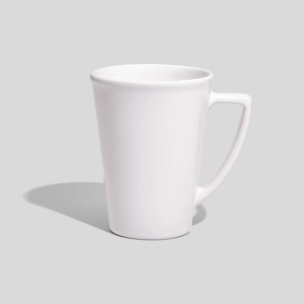 Hohe konische Keramiktasse 380 ml mit Dreieckshenkel – Weiß