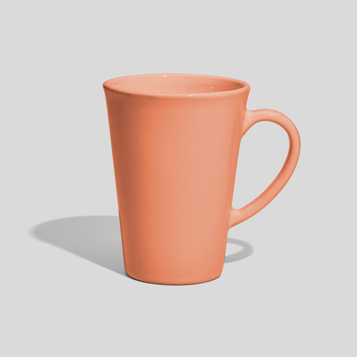 Hohe konische Keramiktasse 450 ml mit Bogenhenkel – Lachs