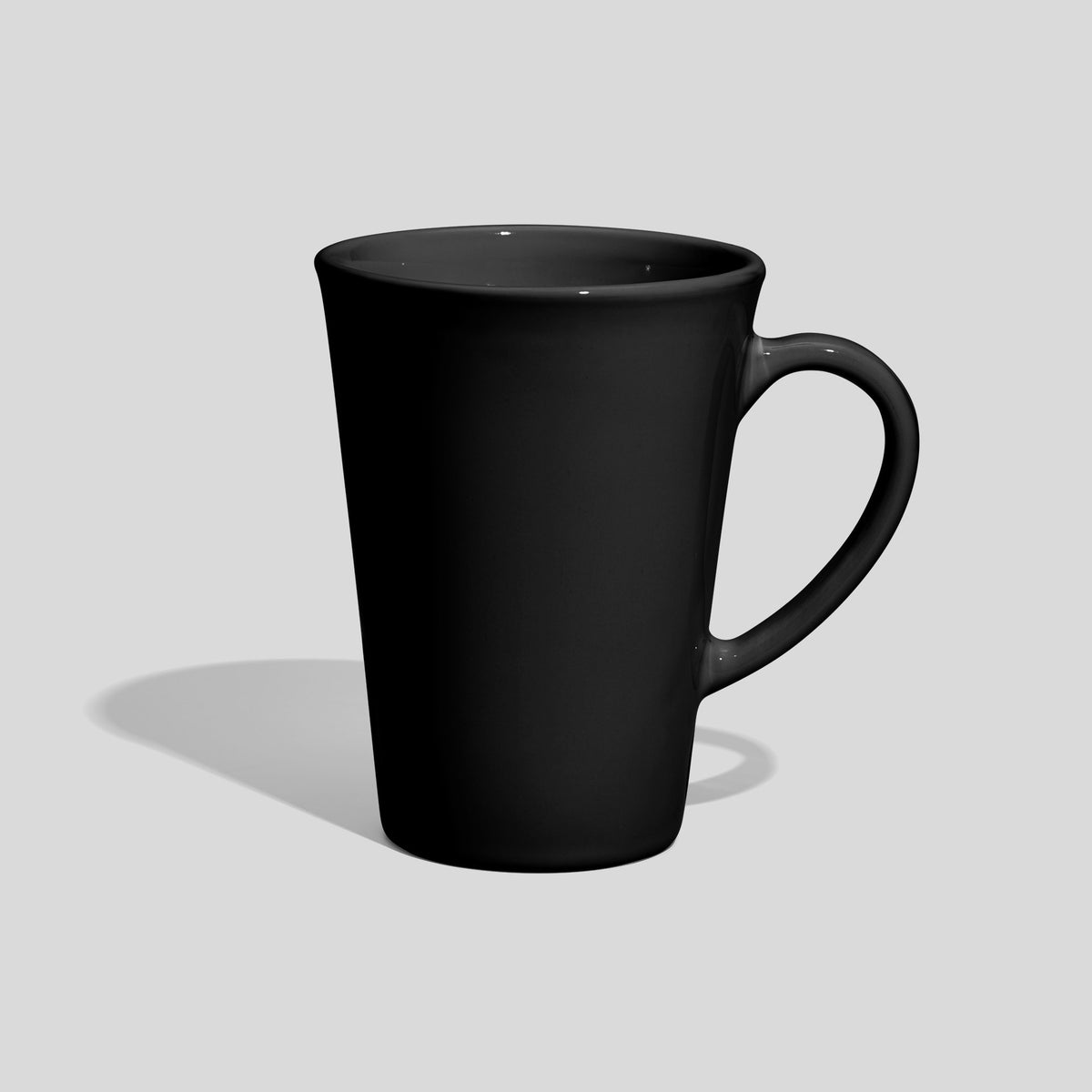 Hohe konische Keramiktasse 450 ml mit Bogenhenkel – Schwarz
