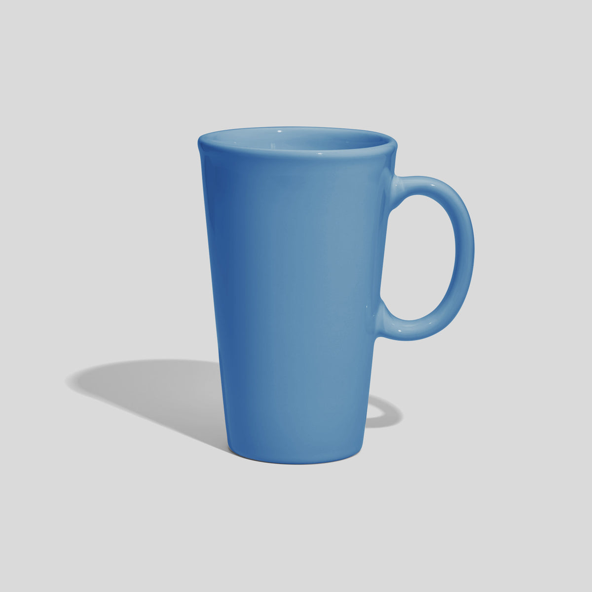 Hohe konische Keramiktasse 450 ml mit ovalem Ringhenkel – Himmelblau
