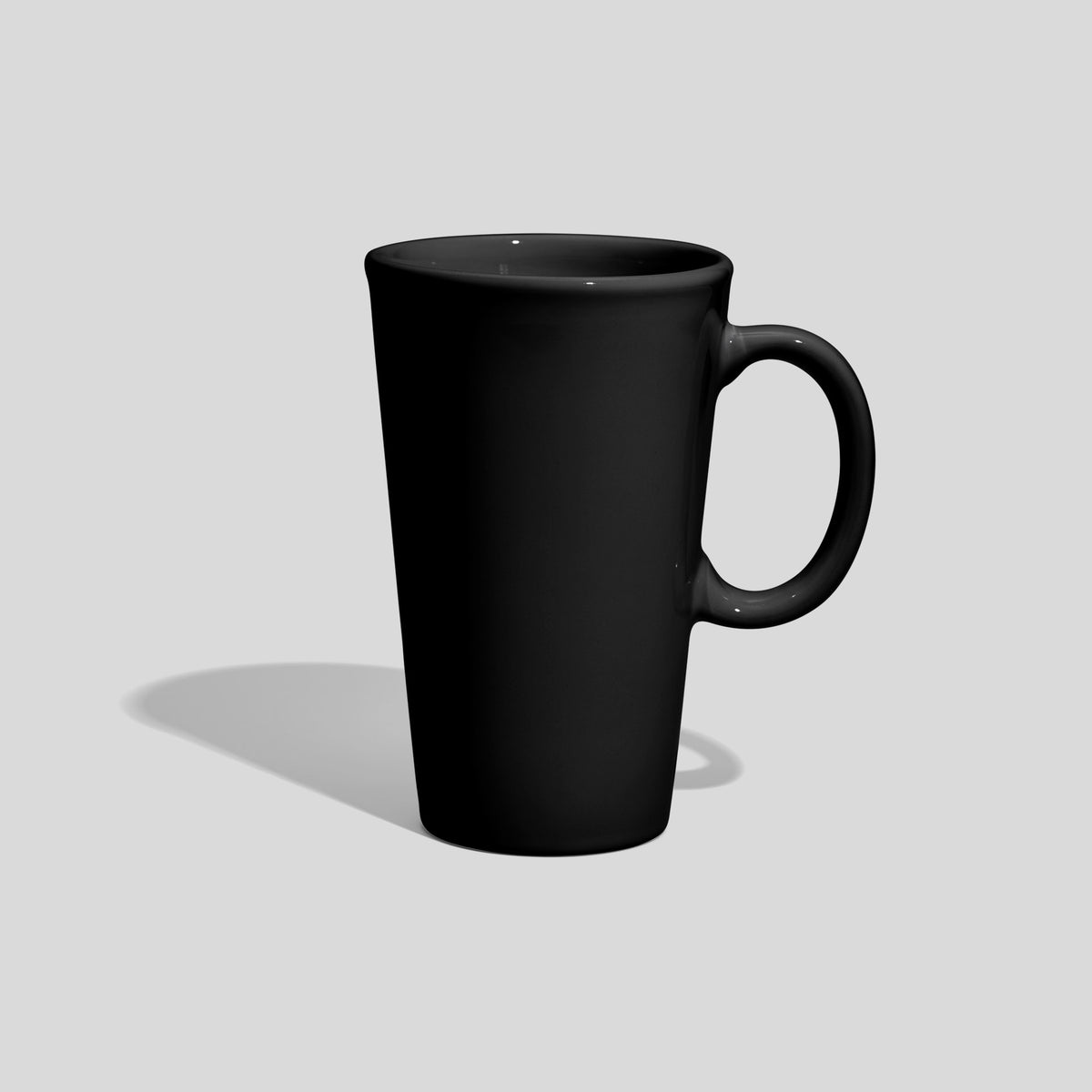 Hohe konische Keramiktasse 450 ml mit ovalem Ringhenkel – Schwarz