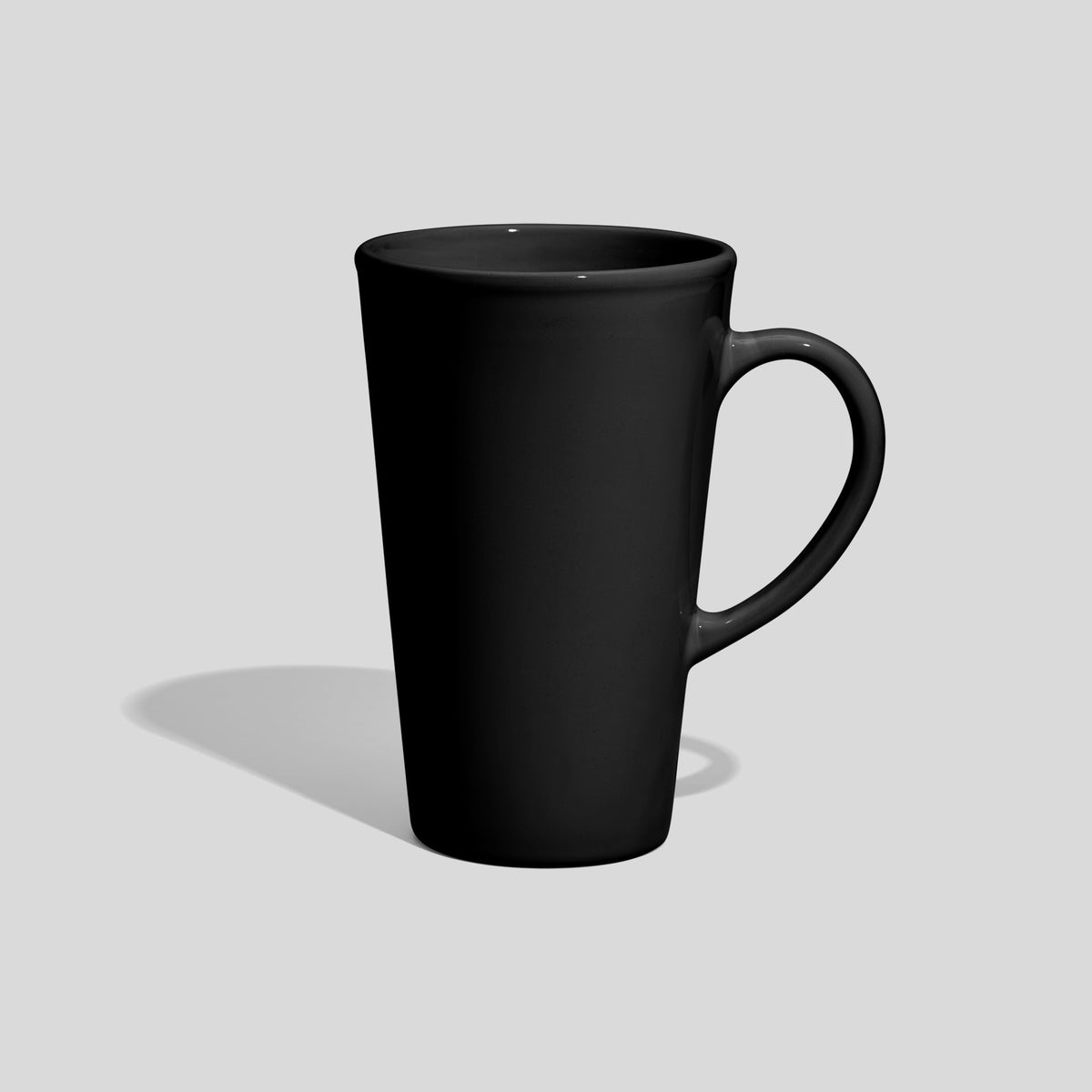 Hohe konische Keramiktasse 740 ml mit Bogenhenkel – Schwarz