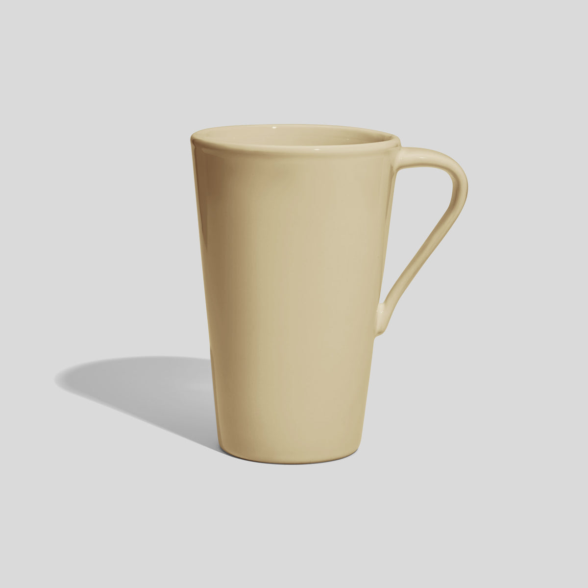 Hoher konischer Becher 740 ml mit schrägem Henkel – Beige
