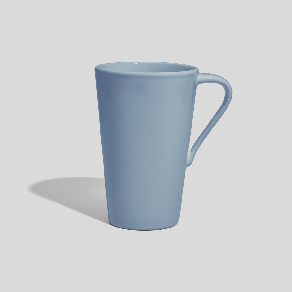 Hoher konischer Becher 740 ml mit schrägem Henkel – Hellblau