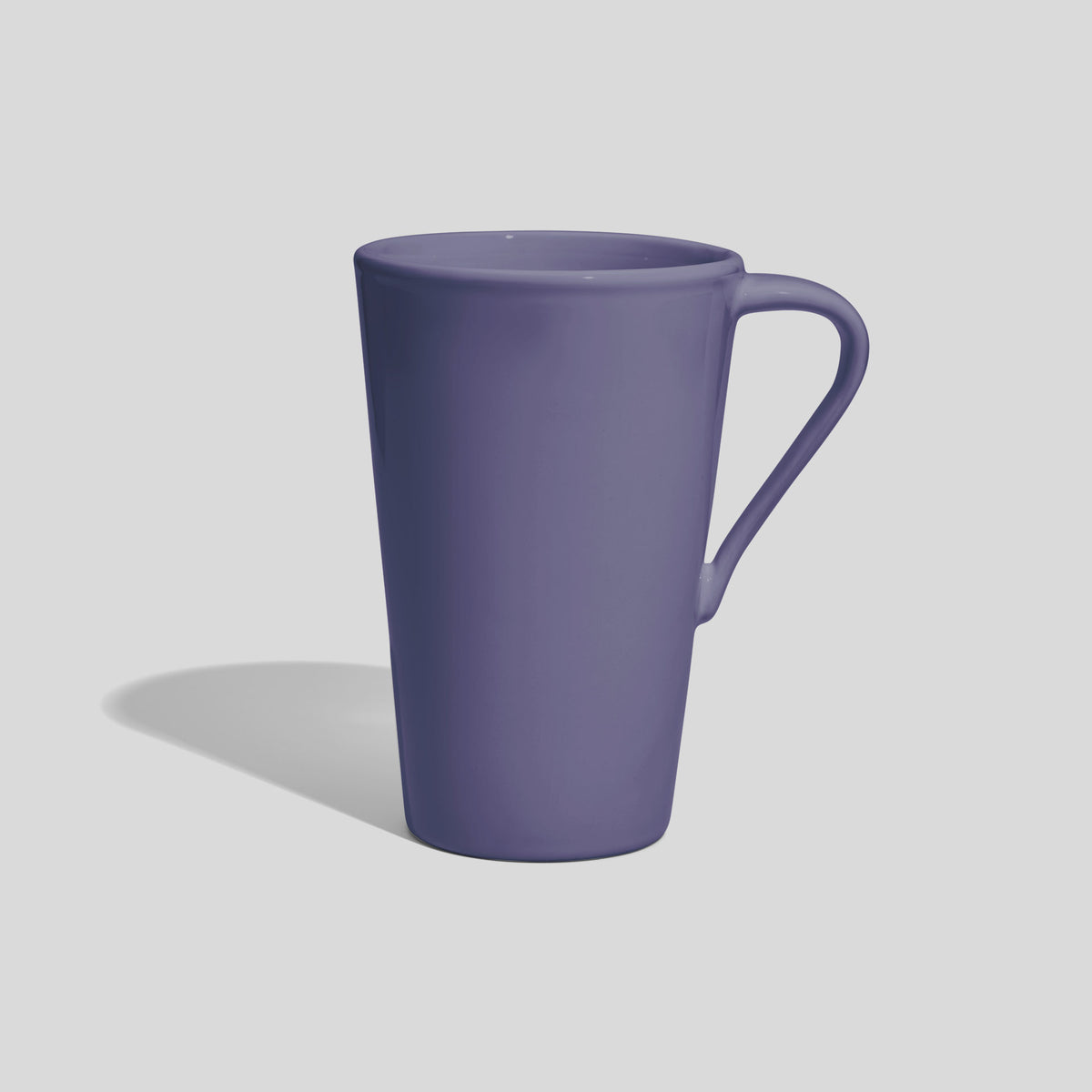 Hoher konischer Becher 740 ml mit schrägem Henkel – Lavendel
