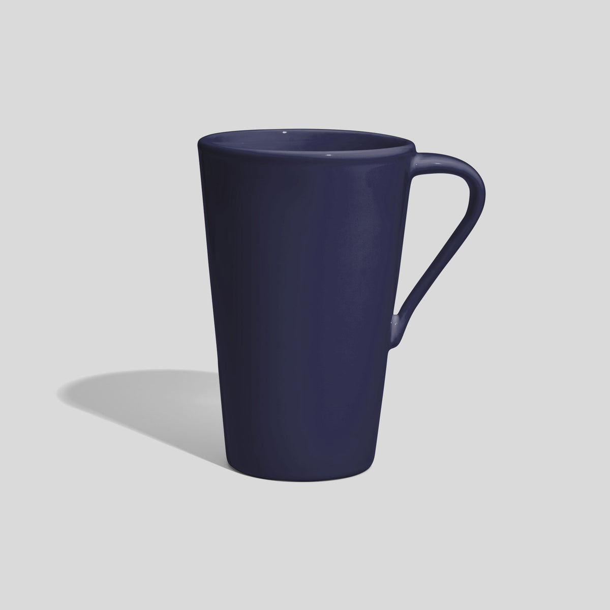 Hoher konischer Becher 740 ml mit schrägem Henkel – Marineblau