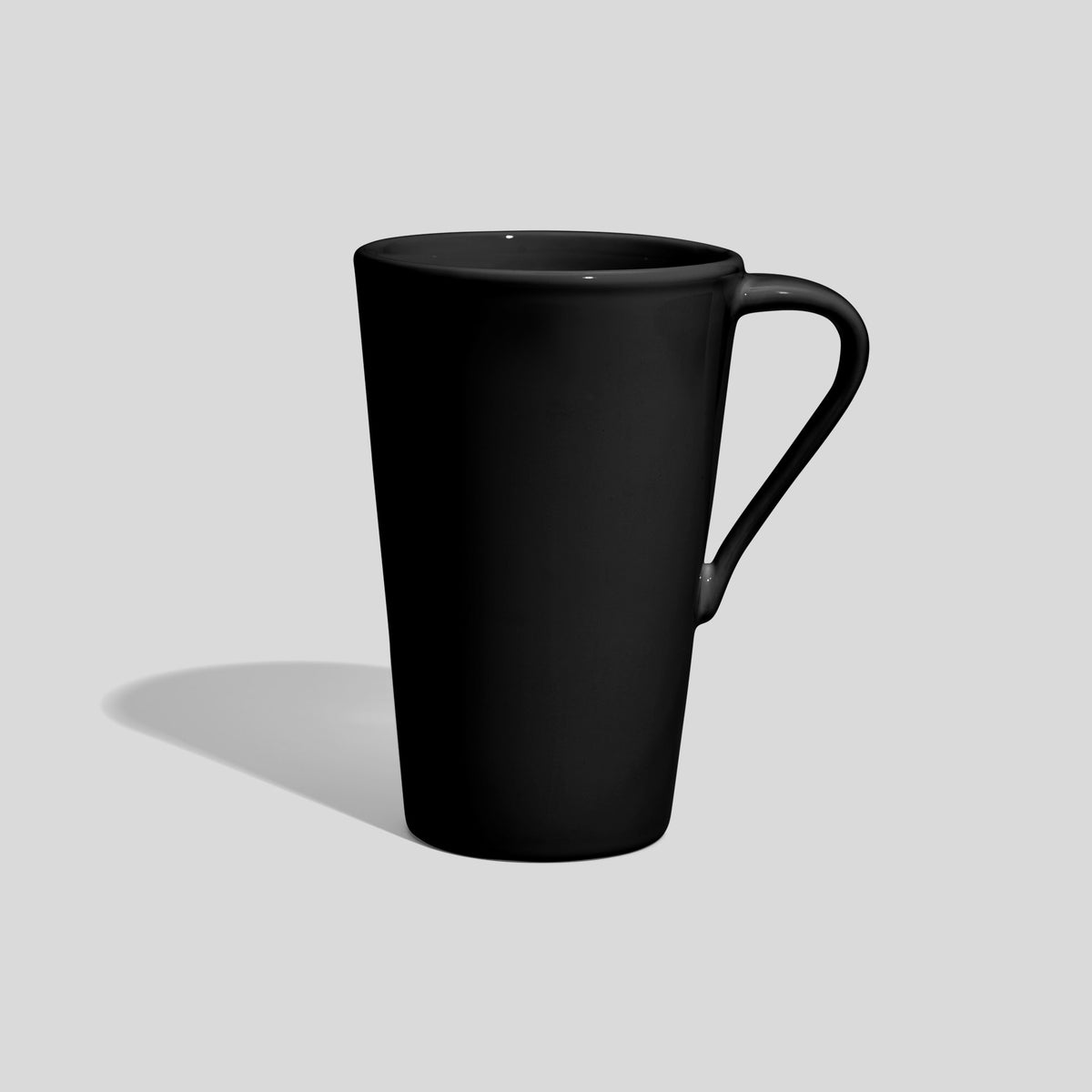 Hoher konischer Becher 740 ml mit schrägem Henkel – Schwarz