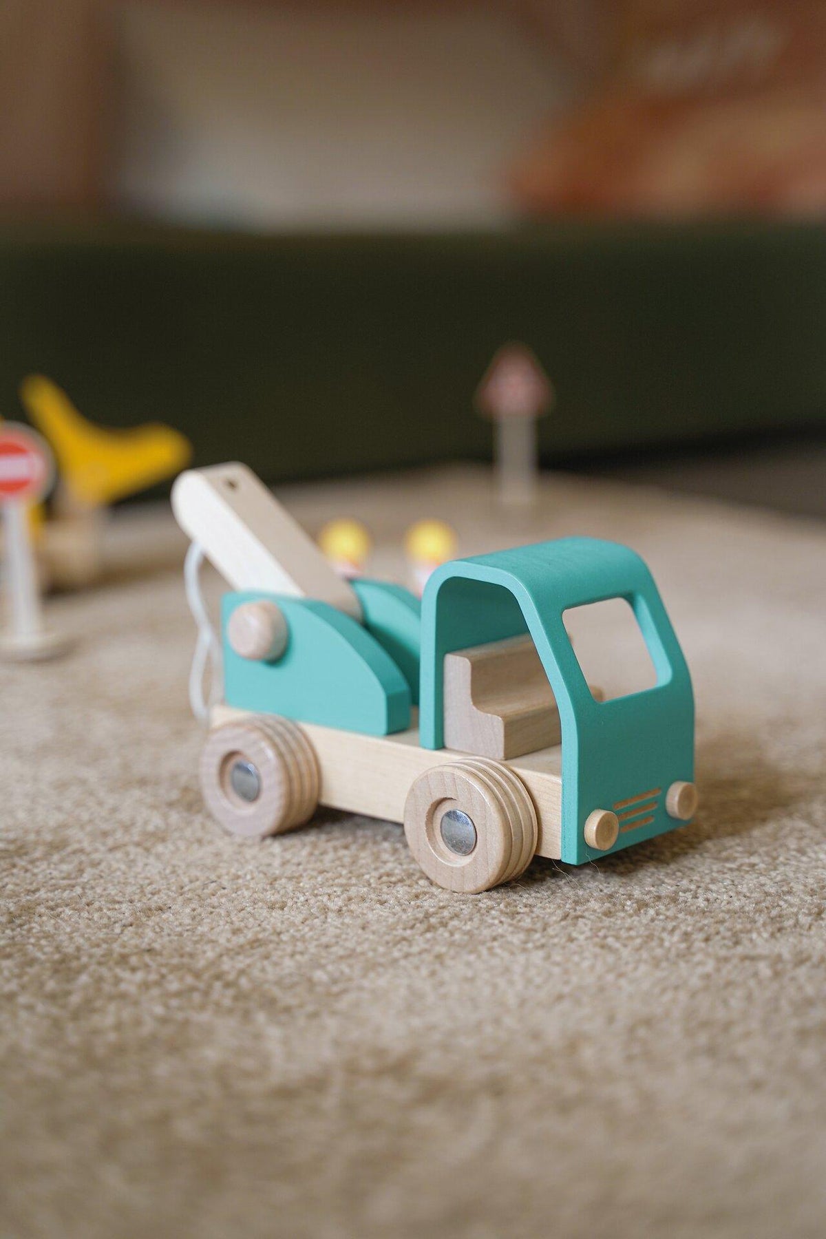 Holz Abschleppwagen mit Kranarm und Schnur, 15,8 cm lang – Draufsicht