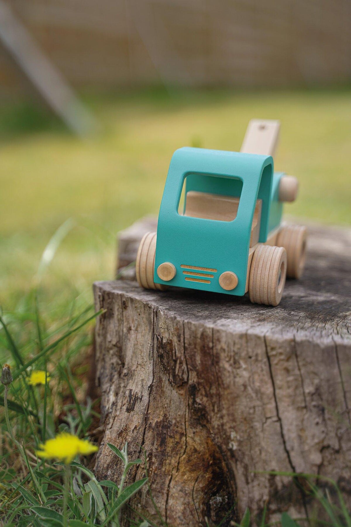 Holz Abschleppwagen mit Kranarm und Schnur, 15,8 cm lang – Spielszene
