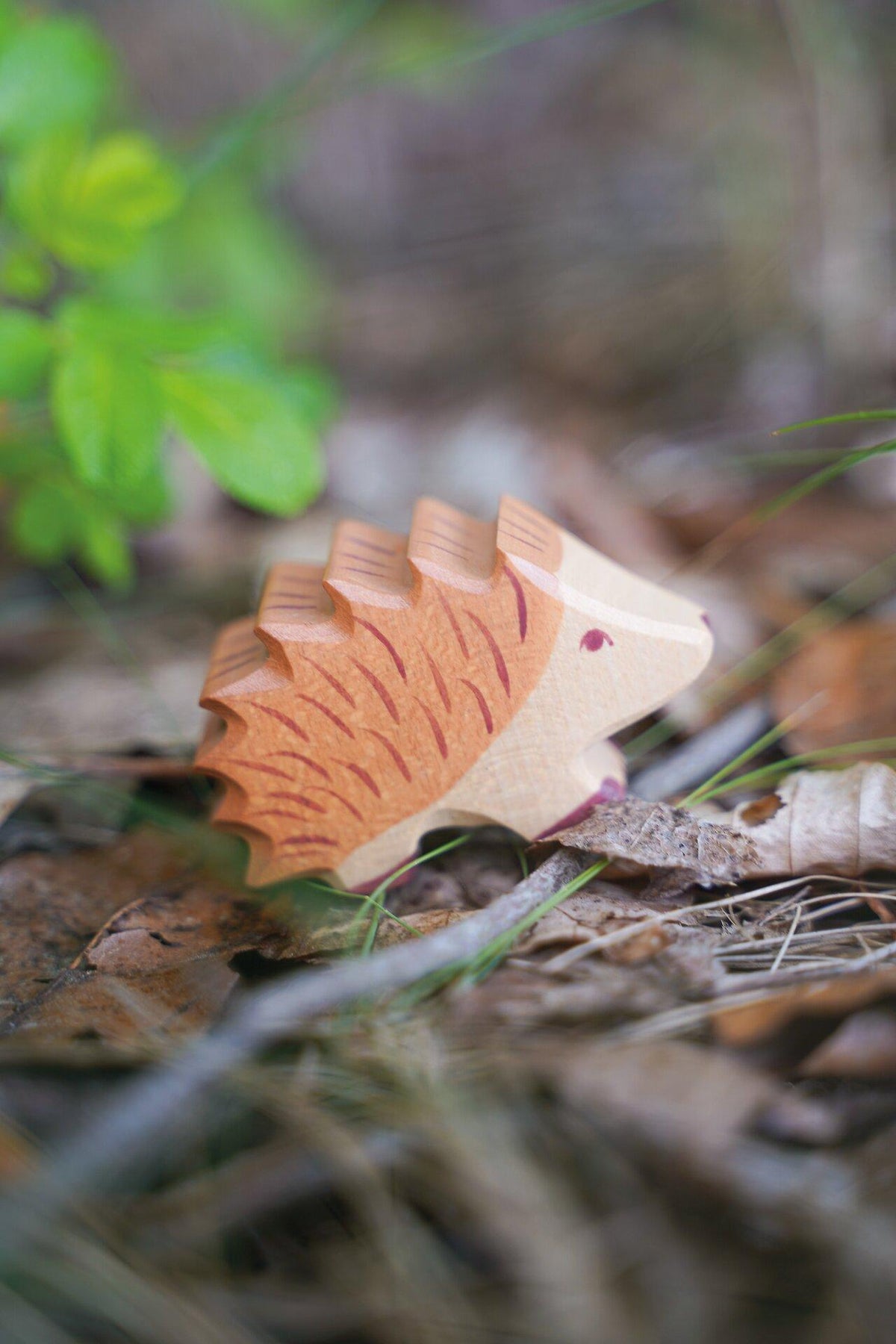 Holzfigur Igel mit braunem Stachelrücken von HOLZTIGER – Nahaufnahme