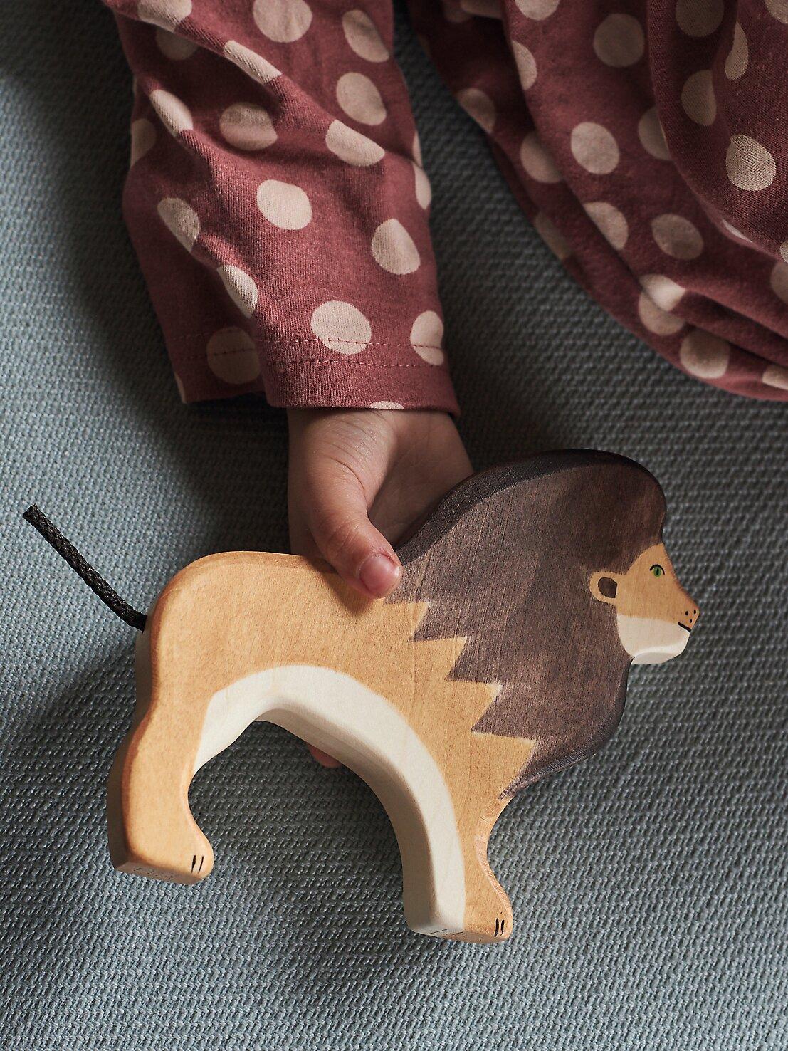 Holzfigur Löwe mit dunkler Mähne von HOLZTIGER – weitere Ansicht