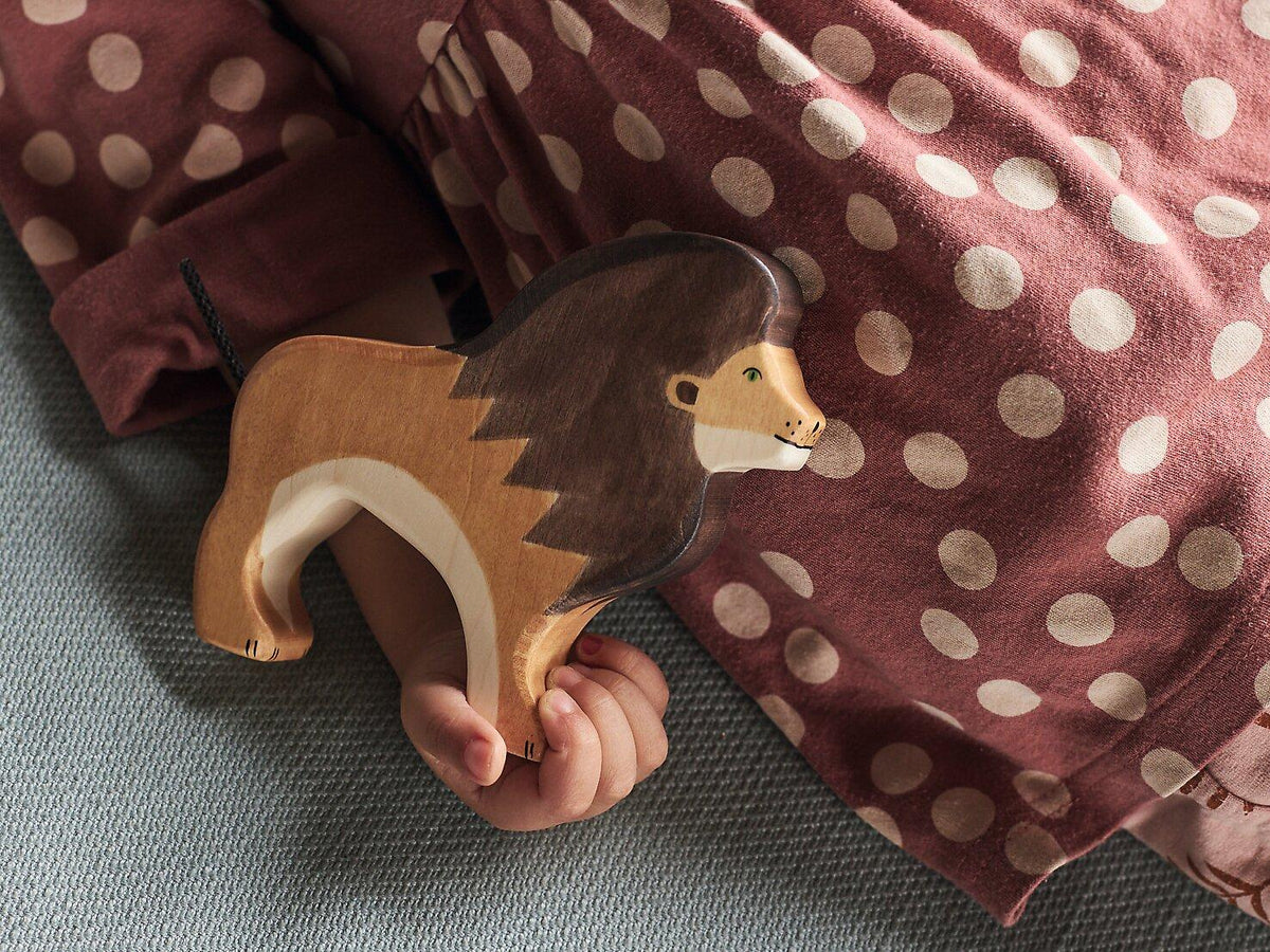 Holzfigur Löwe mit dunkler Mähne von HOLZTIGER – weitere Ansicht