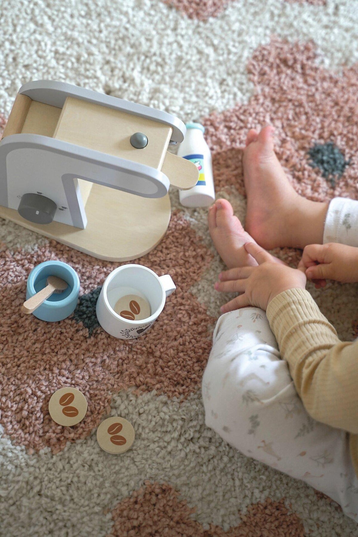 Holzkaffeemaschine mit Milchflasche und Kaffeetalern von goki – Weitere Ansicht