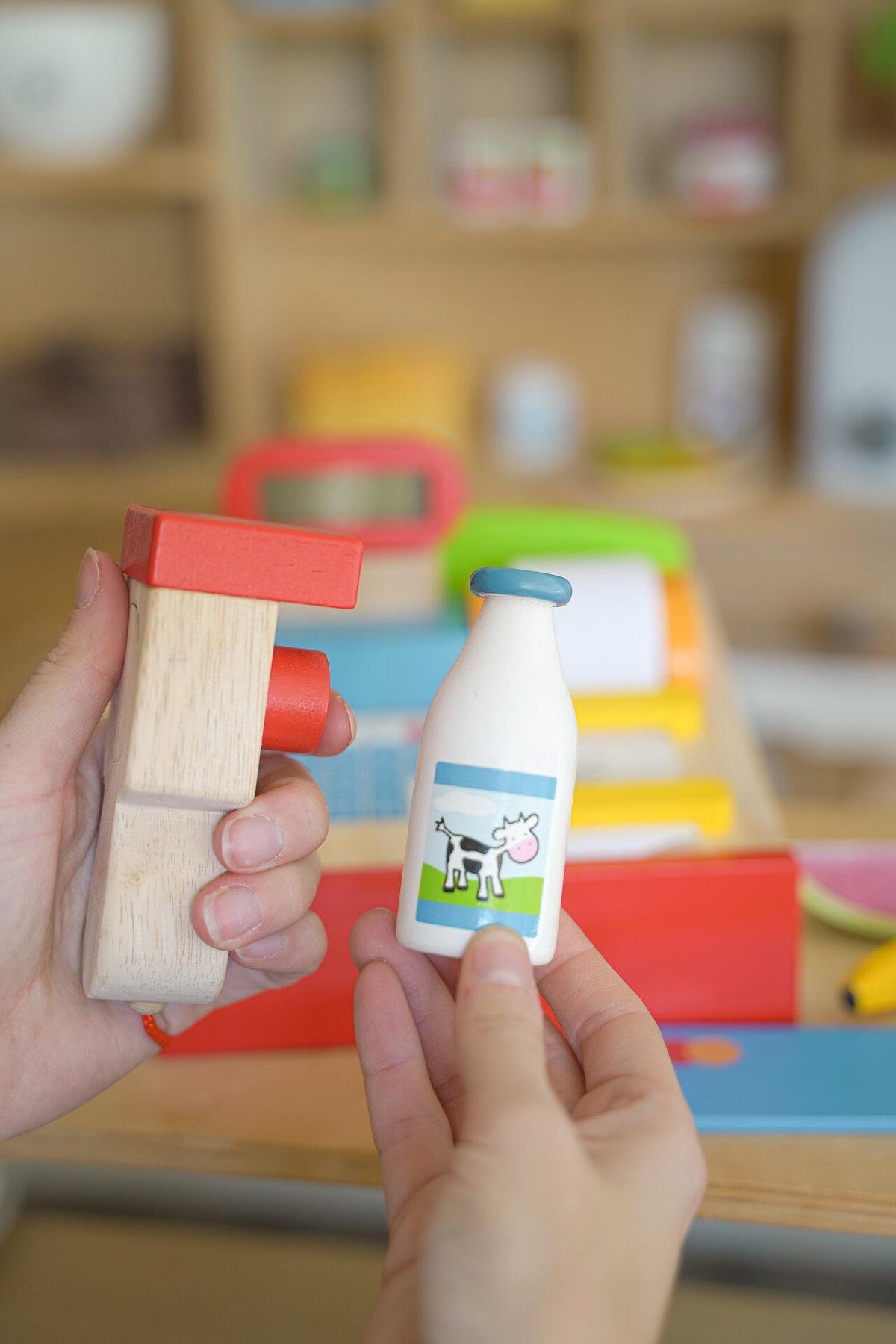 Holzkasse mit Taschenrechner, Münzen und Karte von goki – Weitere Ansicht