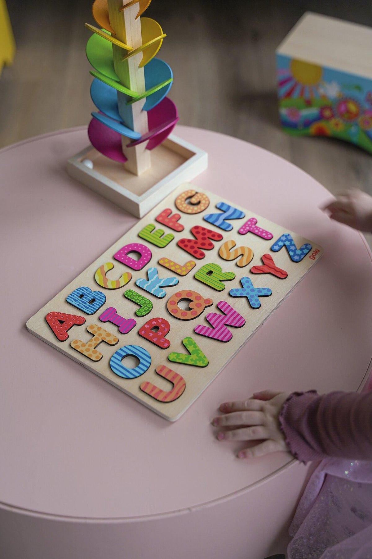 Holzpuzzle Alphabet mit bunt gemusterten Buchstaben
