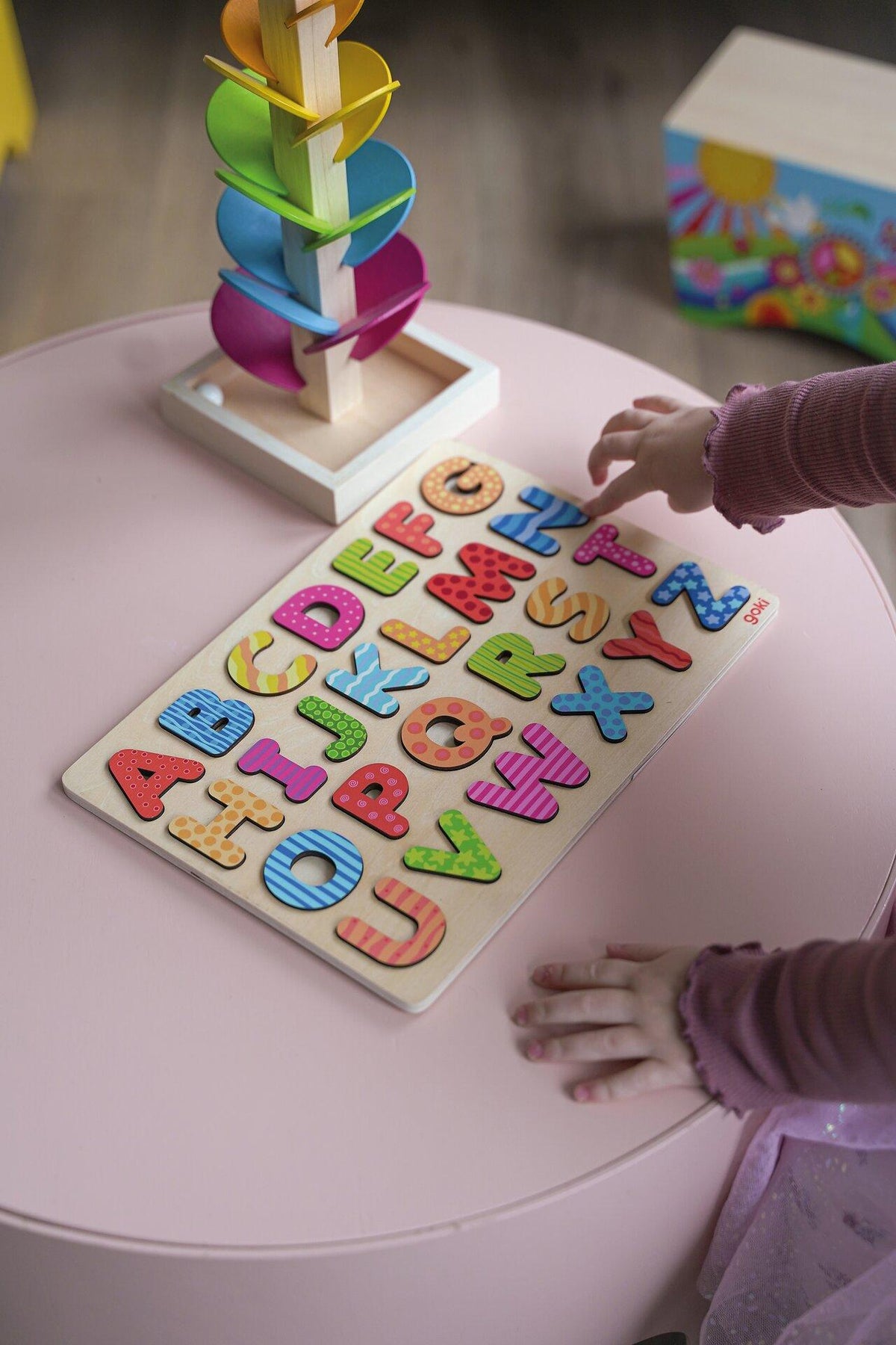 Holzpuzzle Alphabet mit bunt gemusterten Buchstaben – weitere Ansicht