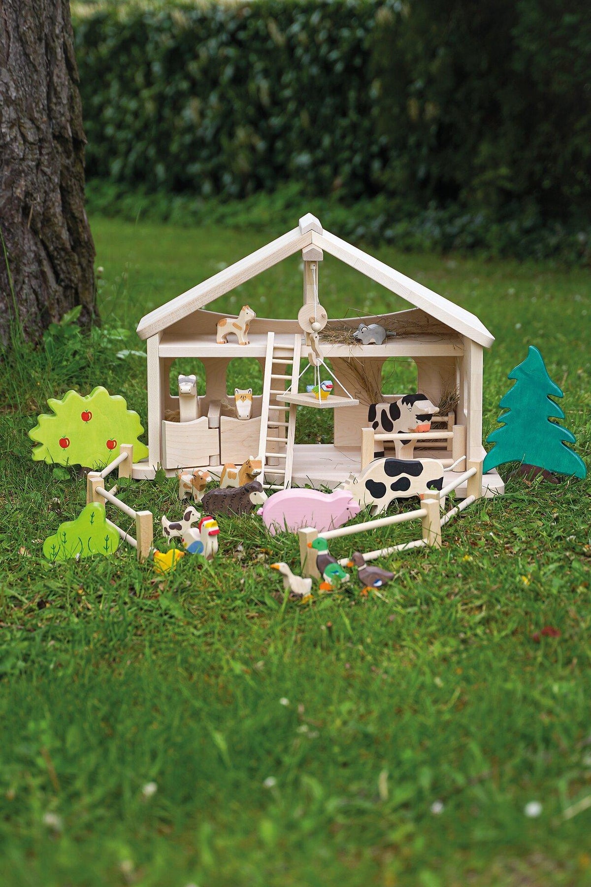 HOLZTIGER Bauernhof Stall mit Seilwinde aus Holz – Ansicht