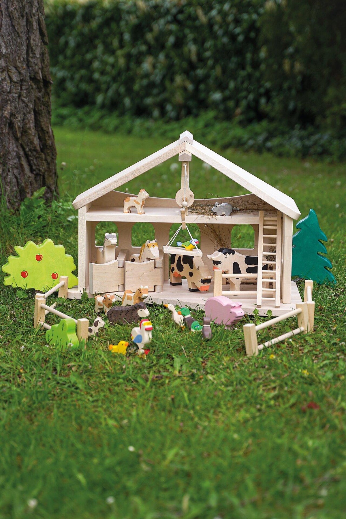 HOLZTIGER Bauernhof Stall mit Seilwinde aus Holz – weitere Ansicht