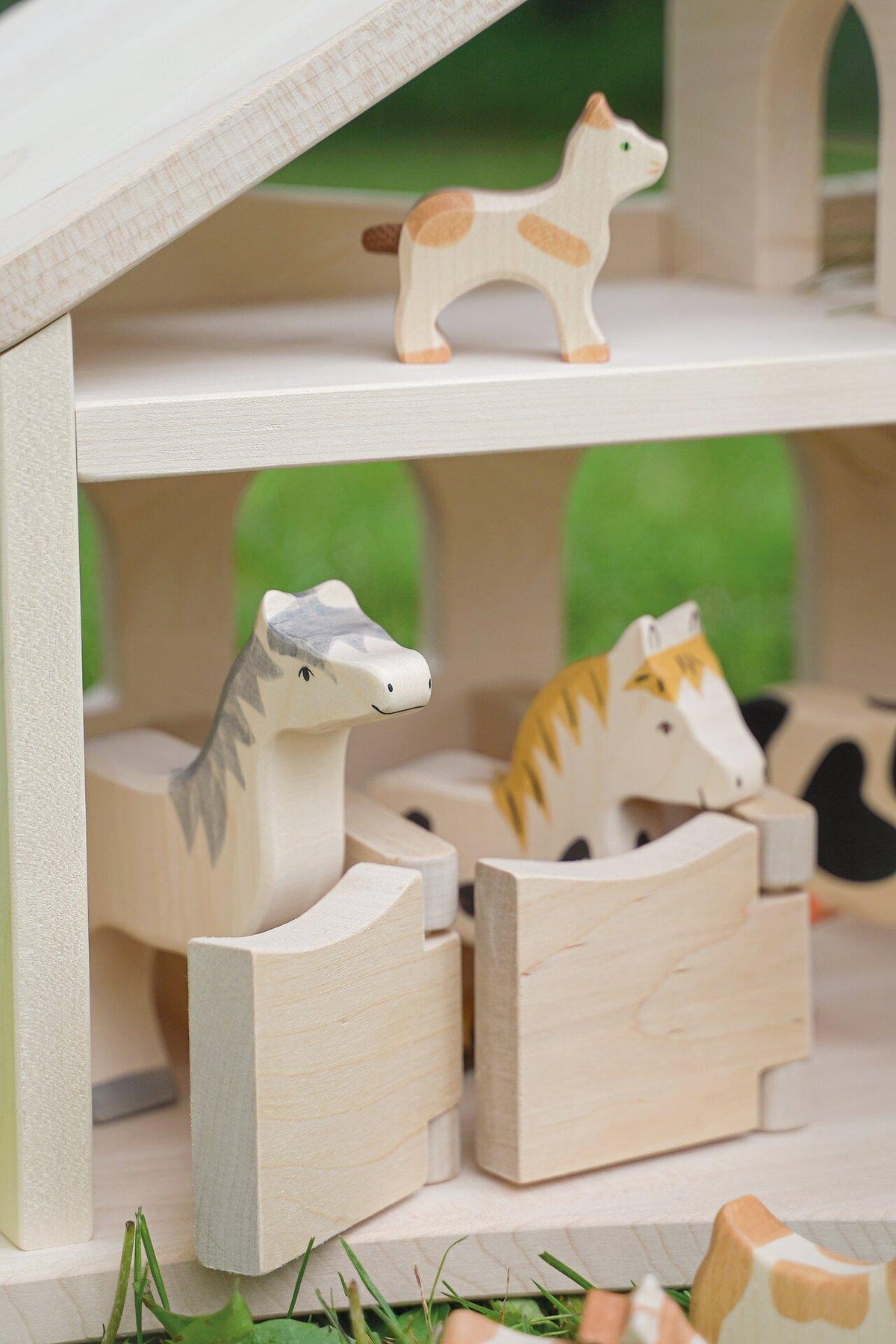 HOLZTIGER Bauernhof Stall mit Seilwinde aus Holz – weitere Ansicht