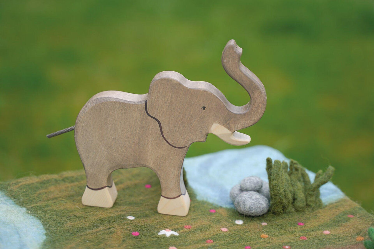 HOLZTIGER Elefant mit erhobenem Rüssel – Nahansicht