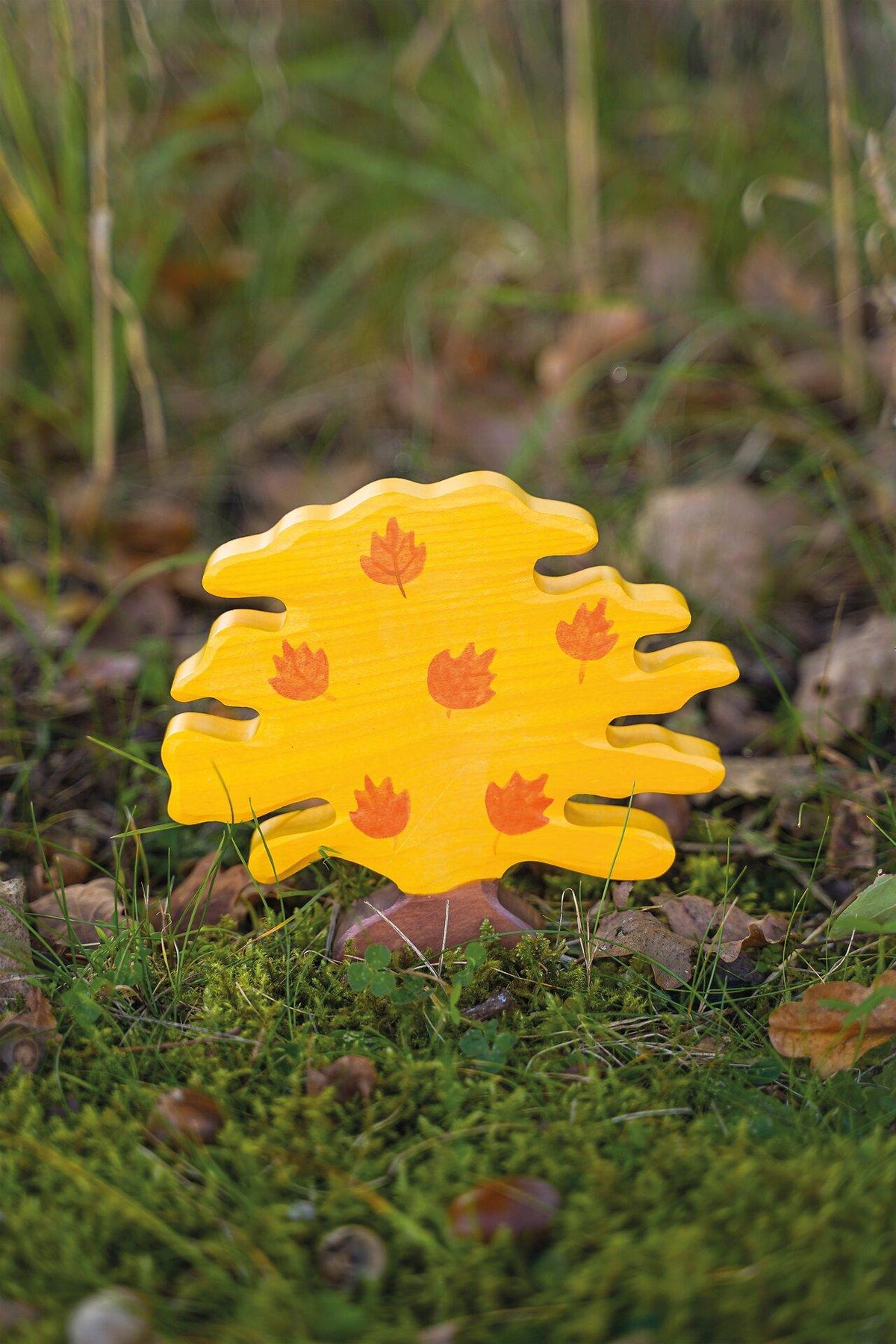 HOLZTIGER Holzfigur Ahornbaum klein in Herbstfarben – Gesamtansicht