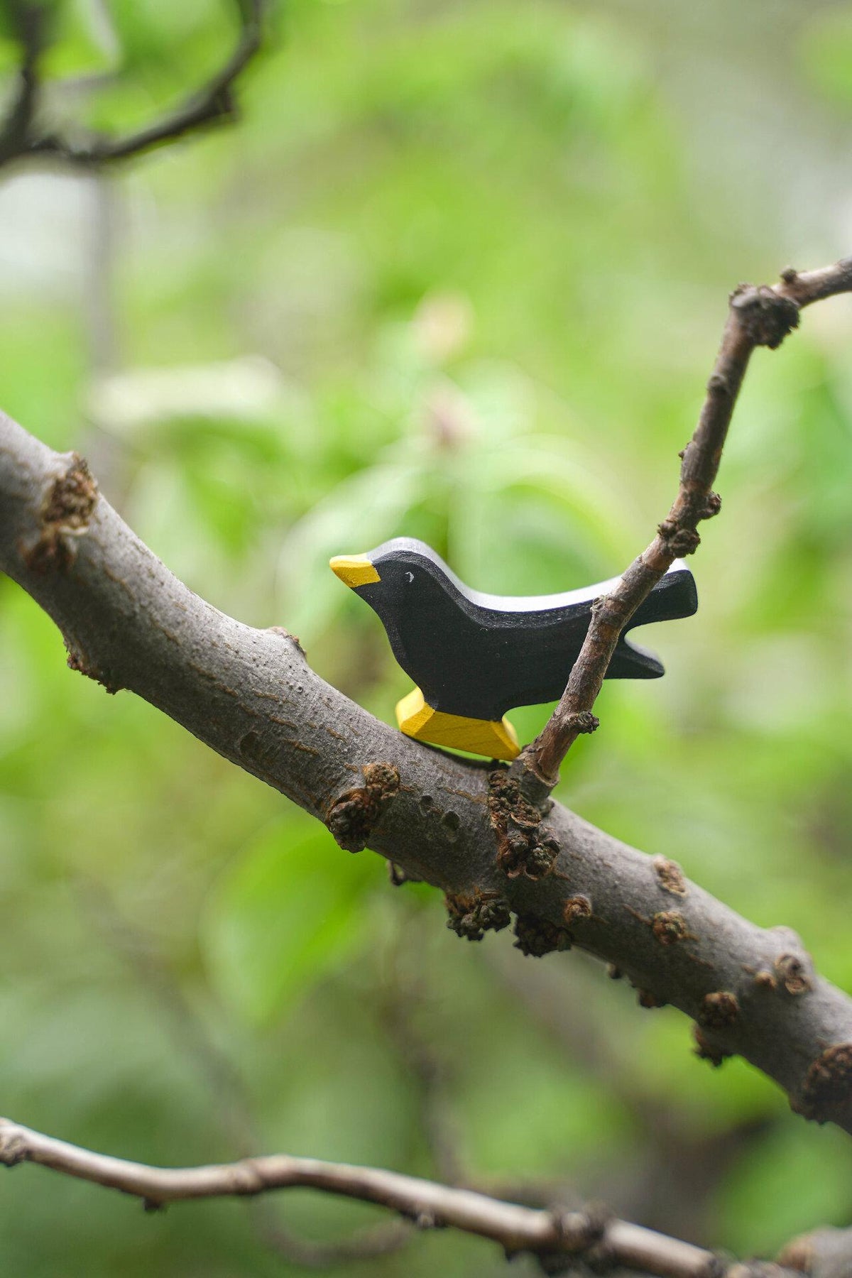HOLZTIGER Holzfigur Amsel mit gelbem Schnabel – Seitenansicht