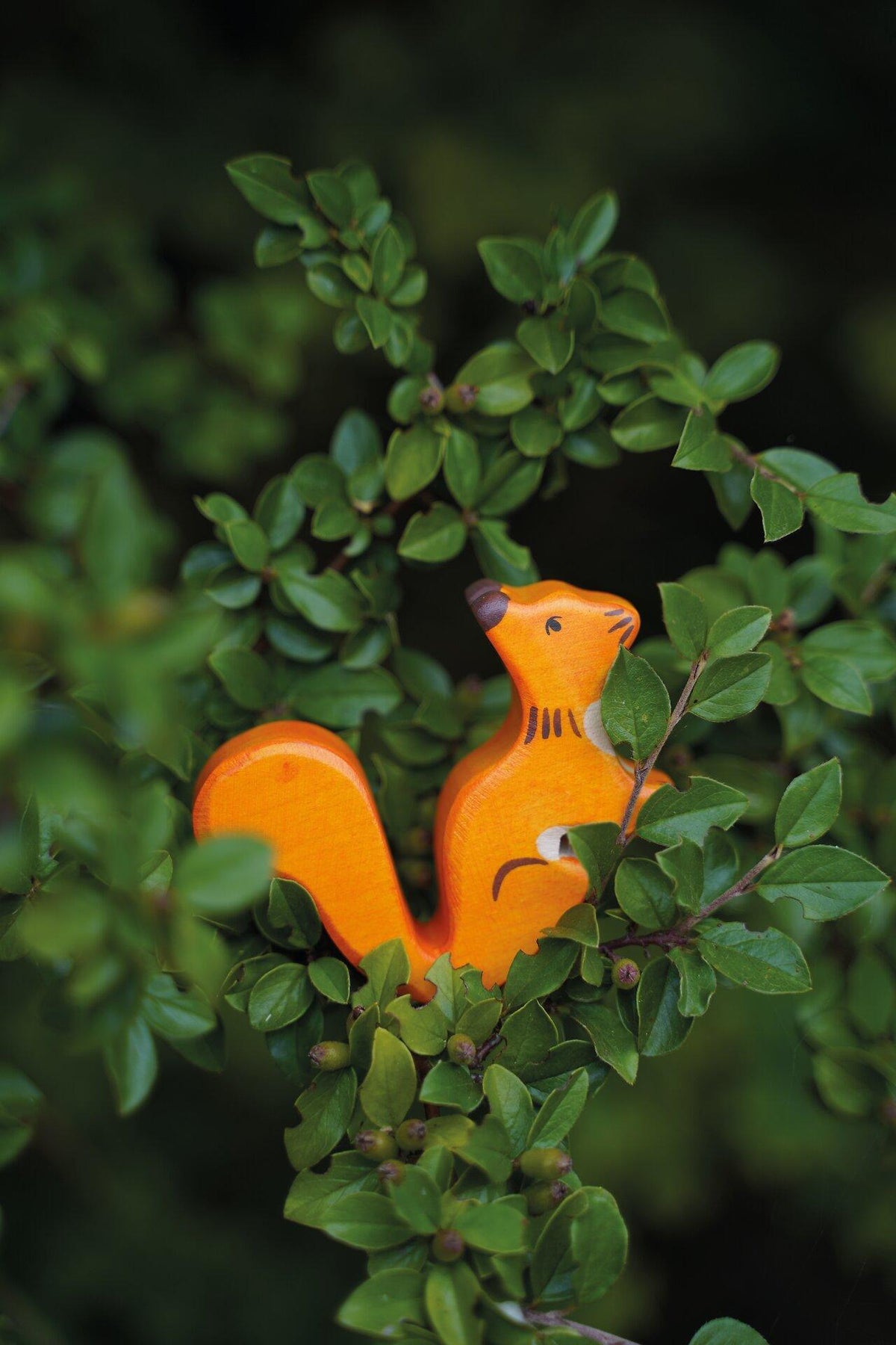 HOLZTIGER Holzfigur Eichhörnchen in Orange – Detail